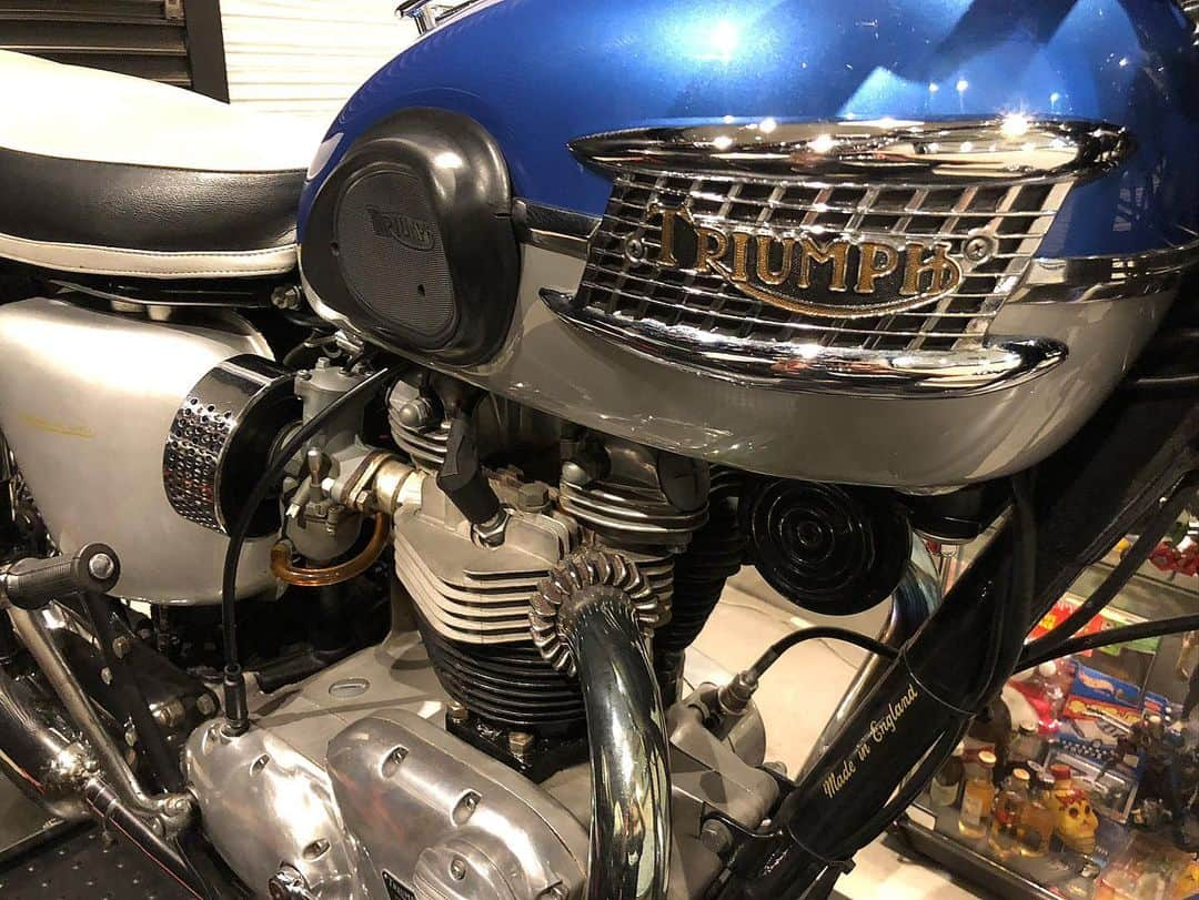 KIYOさんのインスタグラム写真 - (KIYOInstagram)「#sparkplugholder It's just an accessory. I’ll never actually use it. #triumph #t120 #bonneville #bonnie #britbike #britishmotorcycles #classicmotorcycles #lewisleathers #madeinengland #rockers  #caferacer #tonupboys #triumphmotorcycles #vintagetriumph #oldtriumph  #バイクメーン #ボニー #トライアンフ #ボンネビル #ロッカーズ #カフェレーサー #ルイスレザー #プラグホルダー #ガレージライフ」6月24日 22時28分 - kiriko009