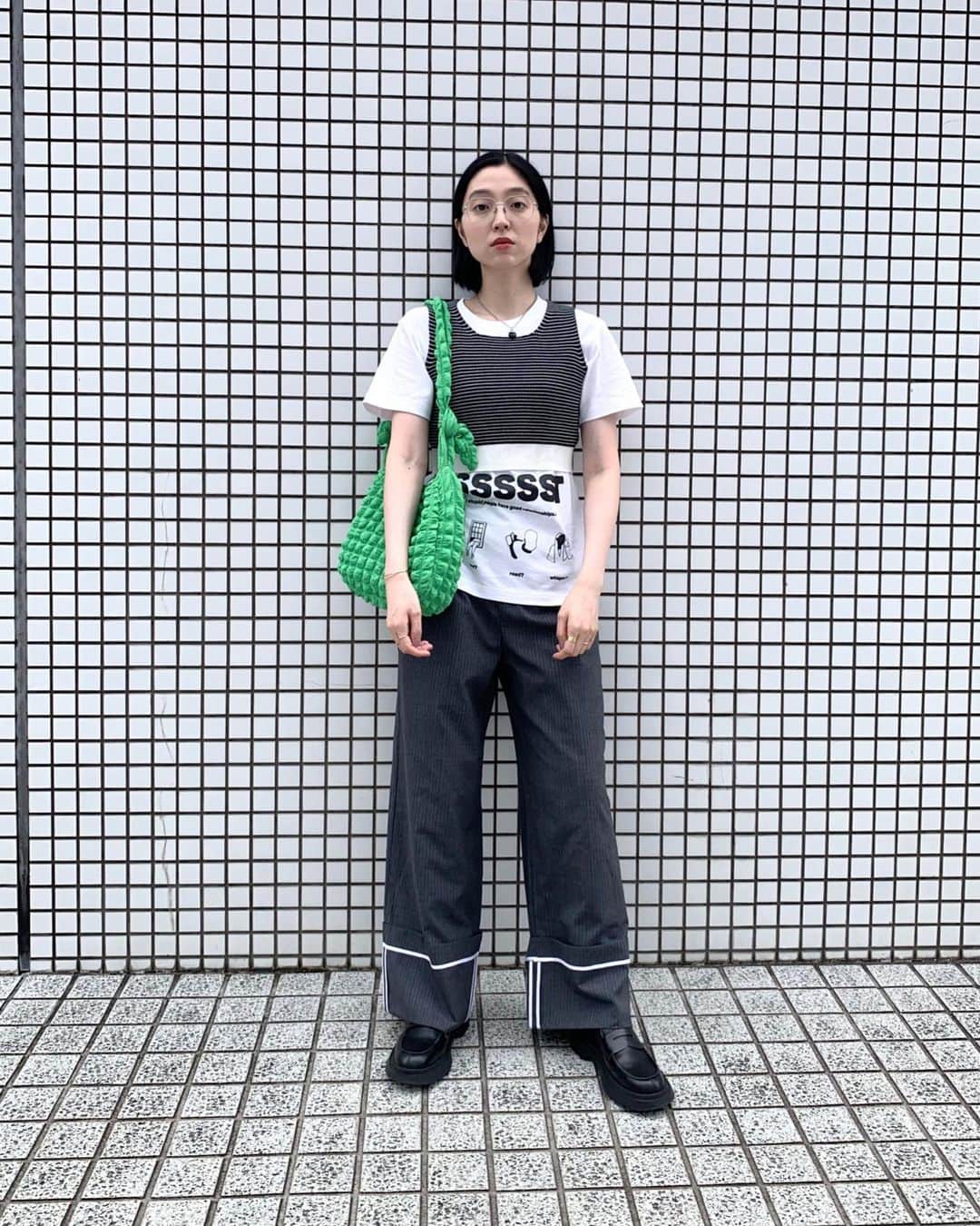 小谷実由のインスタグラム：「⚪️🦭🩶⚪️🩶🦭⚪️ Tshirts @peatepeatepeate . knittops @rye_tender . bottoms @soduk_official . bag @control_freak_official . shoes @camper_japan . glasses @blanc_official . #おみゆ箪笥」