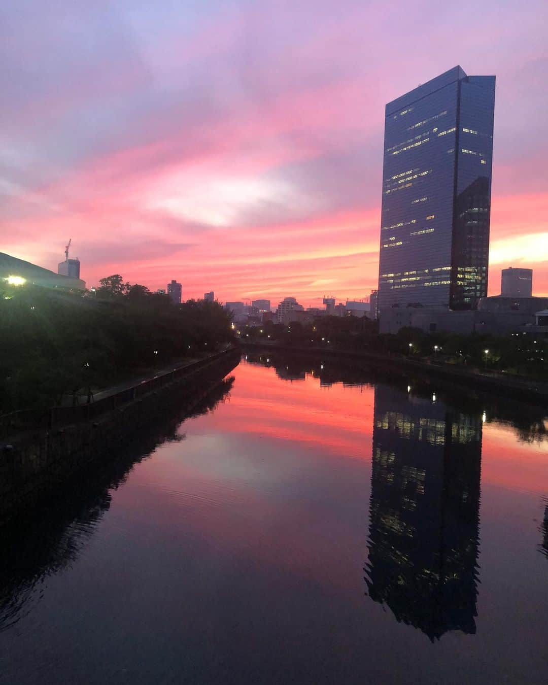 未知やすえのインスタグラム：「今夜は、松井愛ちゃんと 大阪城ホールでの松田聖子ちゃんの コンサートに行って来ました🎵 今年は声出せるから叫んで踊って 楽しい時間を過ごしました！ 夕日がとても綺麗でした。 #MBSアナウンサー #松井愛 #大阪城ホール #松田聖子 #楽しい時間  #夕日 #未知やすえ」