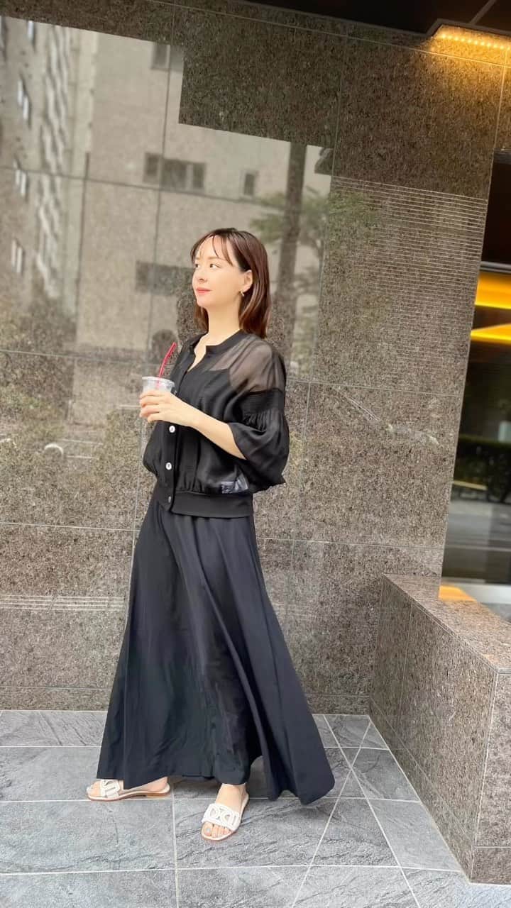 乙黒えりのインスタグラム：「@eimee_law_official  #コクーンスリープカーディガン でコーデ👗  撮影の現場に早めに入って、カフェタイム☕︎ #禁断果実　は犬入店可🐕　今度一緒に連れてこよっと‼️ @kindankajitsu  アップルシナモン&ピーチアールグレイを なつひとシェア♡ 一口食べたら美味しくて本気食い。 あぁー美味しかったー！ あと10個たべたい。  #ワンピース　@un3d_official  #サンダル　@tods  #ママコーデ#ママファッション#シアーカーディガン」