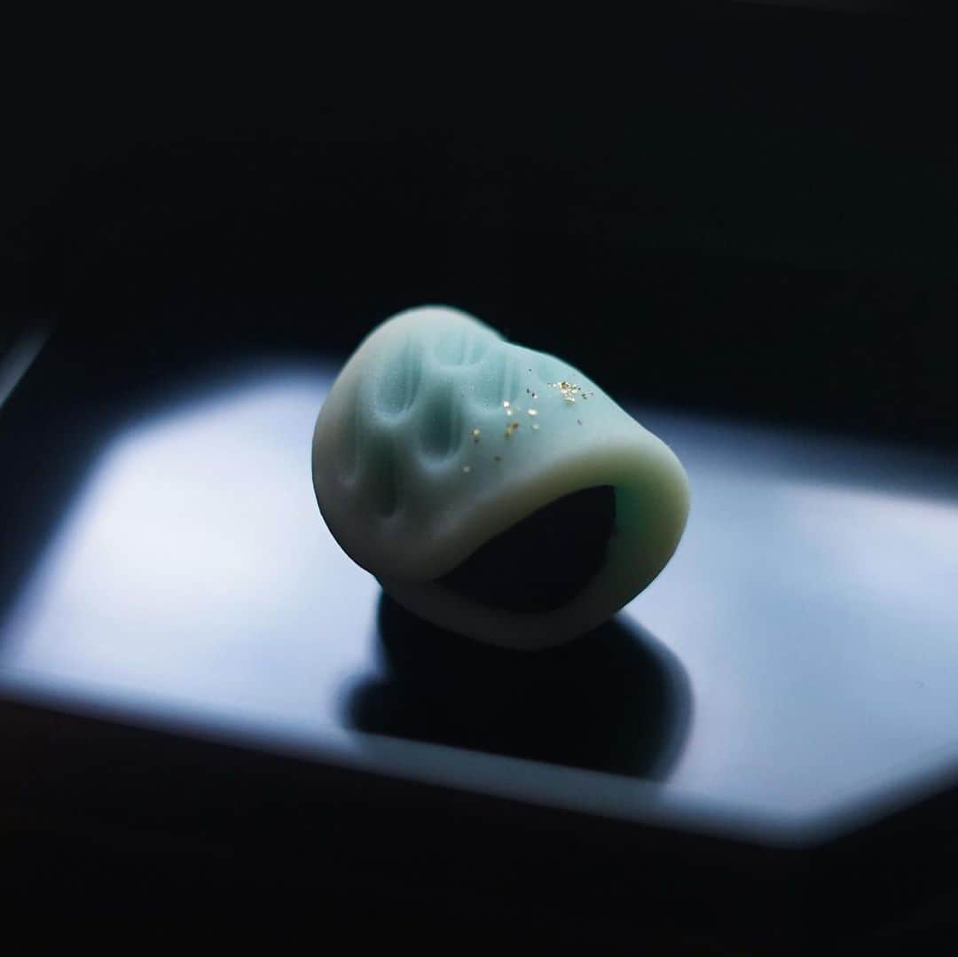 YUKI FUJIWARAのインスタグラム：「今日の和菓子：星合  あまの川扇の風に霧はれて 空すみわたるかささぎの橋  七夕の伝説の中で、天の川に翼を広げて橋をかけることで、織姫と彦星の出会いを手助けしたと言われるかささぎ。 東京庭園美術館の茶室「光華」で行われた七夕茶会の菓子として、そんなかささぎの羽をイメージした練切を作らせていただきました。  星合（ほしあい）  1年に1度、七夕の夜に、牽牛と織姫、ふたつの星が出会うこと。  — お茶会を覗かせていただいて  ひとつのテーマを多角的に解釈して、お道具から床間まで茶室の中に散りばめていく亭主の創意工夫。 その一つひとつを丁寧に紐解いていくことで、茶会の全貌が少しずつ見えてくる。 一服のお茶を通して一つの物語を味わうような感覚に近いかもしれません。 五感を研ぎ澄ませながら、そんな贅沢な時間を皆で分かち合うのが茶会の醍醐味なのかも…なんていうことを体感させていただいた一日でした。  亭主 沼尻　真一/宗真  海老澤 紗衣香/宗香   素敵な時間をありがとございました。 —-  Today's confectionery: Starry Night  In the legend of Tanabata, the Kasasagi is said to have helped Orihime and Hikoboshi meet by spreading the wings to form a bridge over the Milky Way. This confectionery visualizes such wings for the Tanabata tea ceremony held at the tea room "Koka" in Tokyo Metropolitan Teien Art Museum.」