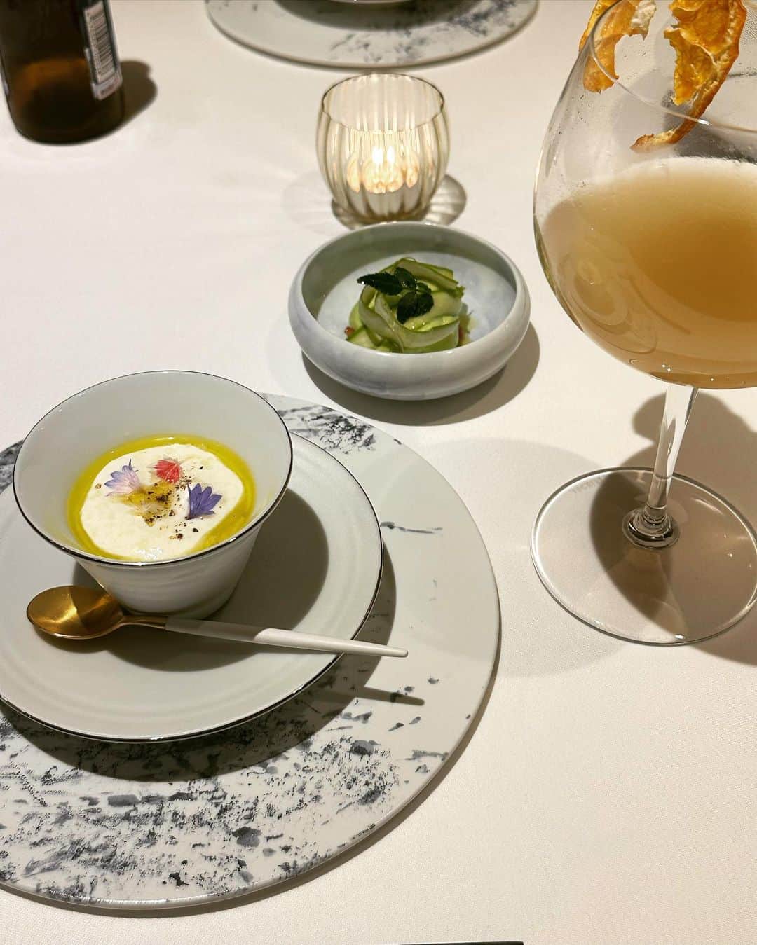 風間ゆみえのインスタグラム：「先日出かけた南青山にあるレストラン。  とある日の大食で不機嫌になった私の胃腸の調子がようやくよくなってきたころ、この日の会食がイタリアン。 …ん、ちょっとまだ重たいかなぁ。 なんて思いながら出かけたのですが、 フルコースいただいて、全く胃もたれ不調なし！なんだったら快調。  これを説明するととても、とても長くなりますので、興味ある方は出かけてみて下さい^_^  知らずに行った方が楽しめることもありますし。  とにかく美味しかったぁ☺️✨ 夏のメニューになったらすぐに出かけたい。  @takako173 次は行こ♡  @jinbo_minamiaoyama シェフ🧑‍🍳 とてもとても美味しく心地良い時間 ご馳走様でした！」