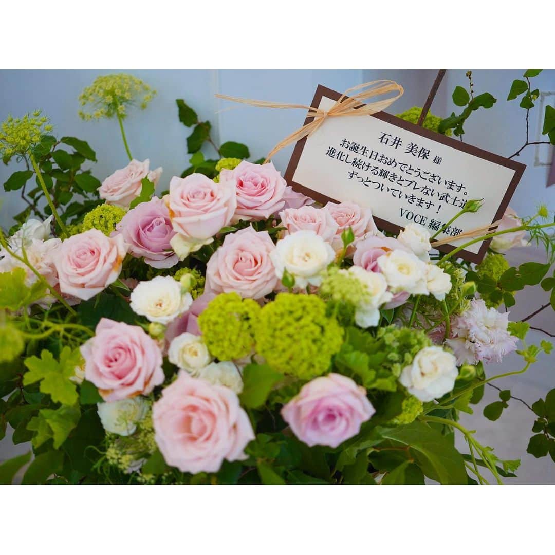 石井美保のインスタグラム：「サロンにも沢山のお花をありがとうございます🥹🙏🏻 ブレない武士道😂　貫きます。」