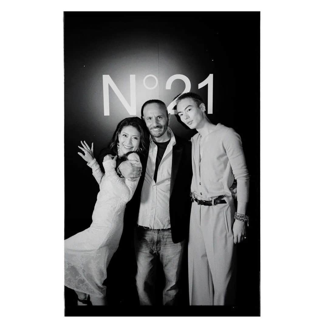 Taki Tanakaのインスタグラム：「#Repost @happy_takuma ・・・ 🖤🖤🖤🖤 . . N°21 Tokyo🗼🖤  Thank you always  @numeroventuno  @alessandrodellacqua  @iza_official  @tanakataki  @gruppotanaka  . . #N21 #N21Tokyo #happytime #izastagram」