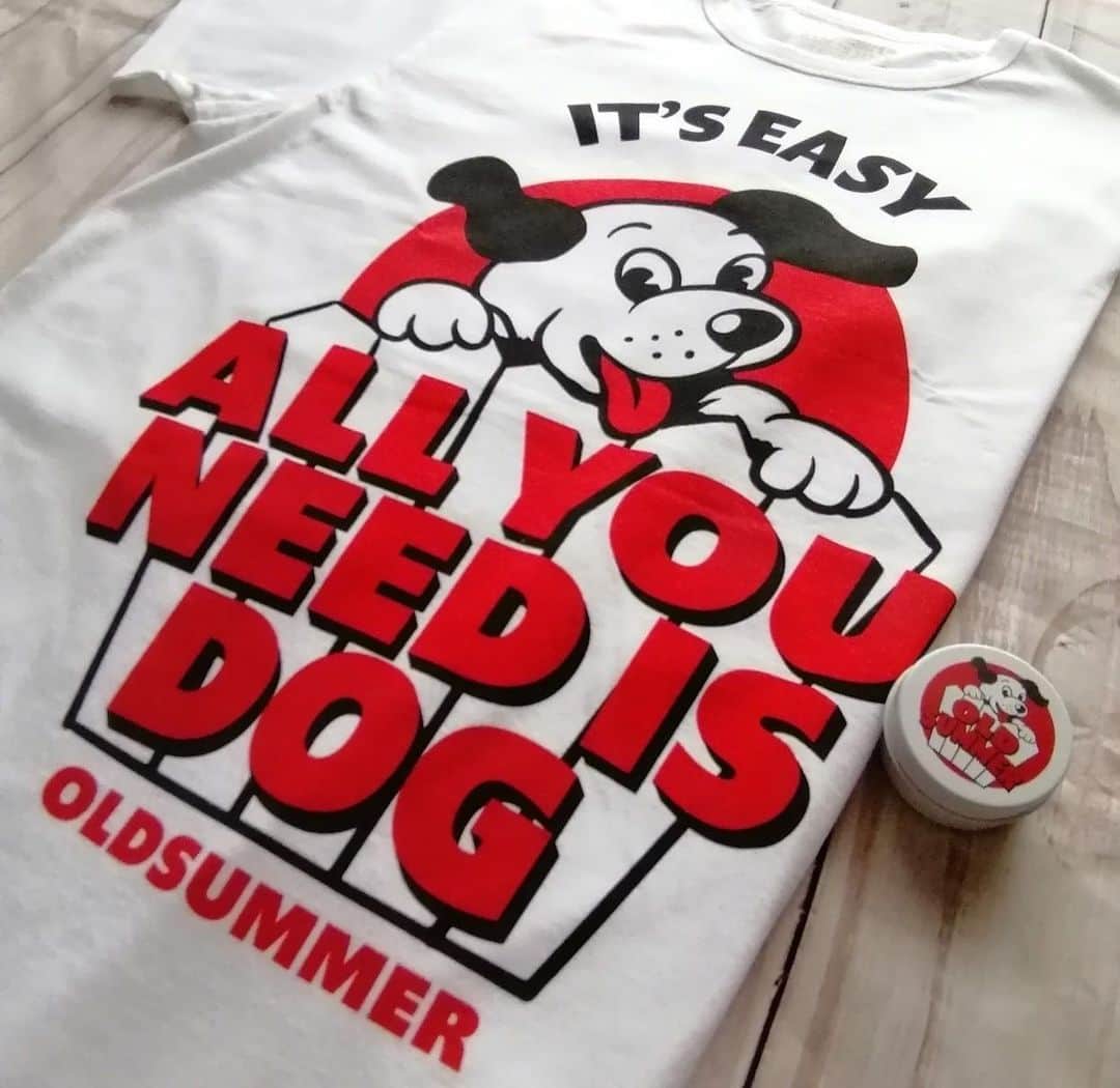 OldSUmmerさんのインスタグラム写真 - (OldSUmmerInstagram)「新作Tシャツ  「BOW WOW DOG」  が発売中！  真っ白なボディカラーに、真っ赤×黒×白のカラーリングが映える、遊び心と存在感たっぷりなアメリカンデザイン！  Tシャツお買い上げにつき、お揃いの「ナチュラルオイル」（20ｇ、無香料タイプの馬油）をプレゼント！  #アロカジ#alohacasual  #スタイリスト #純子さん  #Hawaii #wikiki #palmtree #beach #湘南 #アロハ#児島 #ジーンズ#madeinjapan #redwing #アメカジ #ジーパン #ootd  #fashion  #instafashion #vintage#リンクコーデ#アメカジコーデ#ジーパンコーデ#ビンテージ#ビッグサイズ#大きいサイズ#馬油」6月24日 17時07分 - oldsummer.tokyo