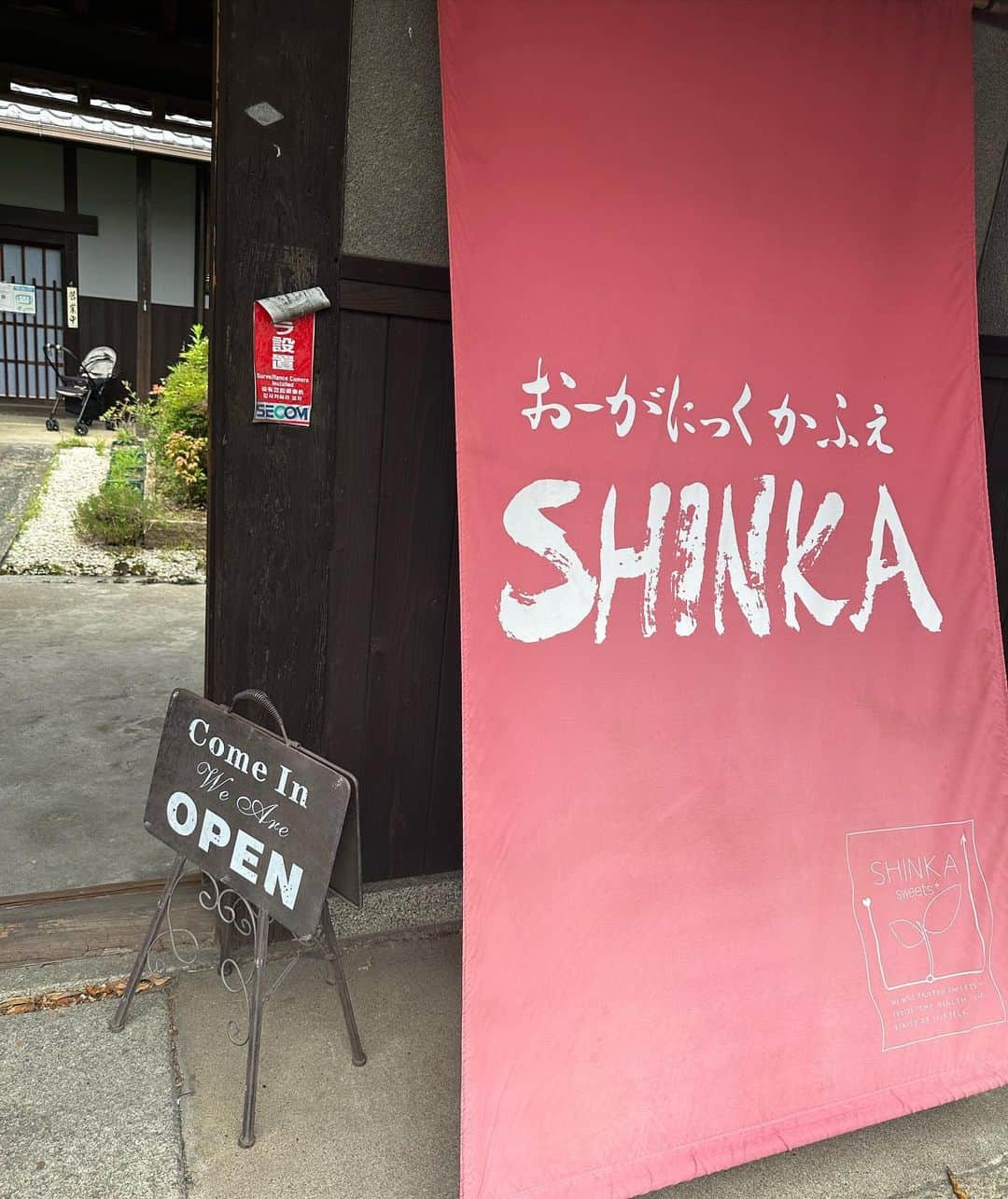 華彩ななさんのインスタグラム写真 - (華彩ななInstagram)「大阪に来ています😊❣️ やっぱり落ち着くぅ〜❤️  昔から関西人と関西大好きな私です✨  今回は遊びと、そして色々な打ち合わせも兼ねて来ています。  昼間は、もうかれこれ15年来のお付き合いのパテシエの宮本雅巳さんのお店に行って来ました✨ @shief_miyamoto   宮本さんのレストラン、もう目から鱗でした。。😭 古民家を改造して作られたオーガニック料理やデザート、飲み物のお店✨ 身体に良いだけで無く、日々頑張るママのオアシス🥹❣️ キッズスペース完備の座敷型のお店で、 12時過ぎに行ったら満席😆😆😆 子供いっぱい！！👧👦💓  よかった、、予約しておいて、、🥹 お料理も、デザートも、飲み物もヘルシーで美味しい🥹💕 撮影控えてるので食べ過ぎ注意な私に嬉しい、ポパイ丼頂きました🥰  私もこんなお店が近所にあったら毎日通ってしまうよ🌸  子供がいるとなかなかゆっくり食事が出来なかったり、ゆっくりお友達と話せなかったり、そんなママの味方💓 私もいつかこんなお店を自分でやりたいなってすごーく夢が広がりました✨✨✨  そんな宮本さんは、 11年前の10周年パーティや、9年前のお誕生日ライブで特大ケーキを作ってくださいました😆💕 毎回お客様大喜びで、本当に私も幸せだったのを覚えています。 そしてね、何よりも優しい愛情に溢れた美味しい味なんです。  9枚目10周年パーティ 10枚目お誕生日ライブ （お誕生日ライブのお写真は下のケーキを食べ終わった後の飴細工の写真🥹）  そして、なんと！！ 来月の１６日のバースデー&写真集発売記念イベントに、、、  久しぶりに遥々大阪から 来て頂きます😆❣️❣️❣️  久しぶりに宮本さんのケーキを見たくて、見せたくて、食べたくて、食べて欲しくて🥹💕  9年ぶりの宮本さん、 良いパパで、相変わらず温かいお人柄で、 やっぱり宮本さんにお願いして良かったってすでに思いました😊💓  はぁ、楽しみ💓💓💓  関西方面の方、 是非足を運んでみてね❤️ @organic_cafe_shinka   堺市東区北野田348番地1 おーがにっく　かふぇ　SHINKA  TEL ‪072-288-4500‬ FAX ‪072-288-4544‬ https://organic-cafe-shinka.com/」6月24日 17時13分 - nanakasai