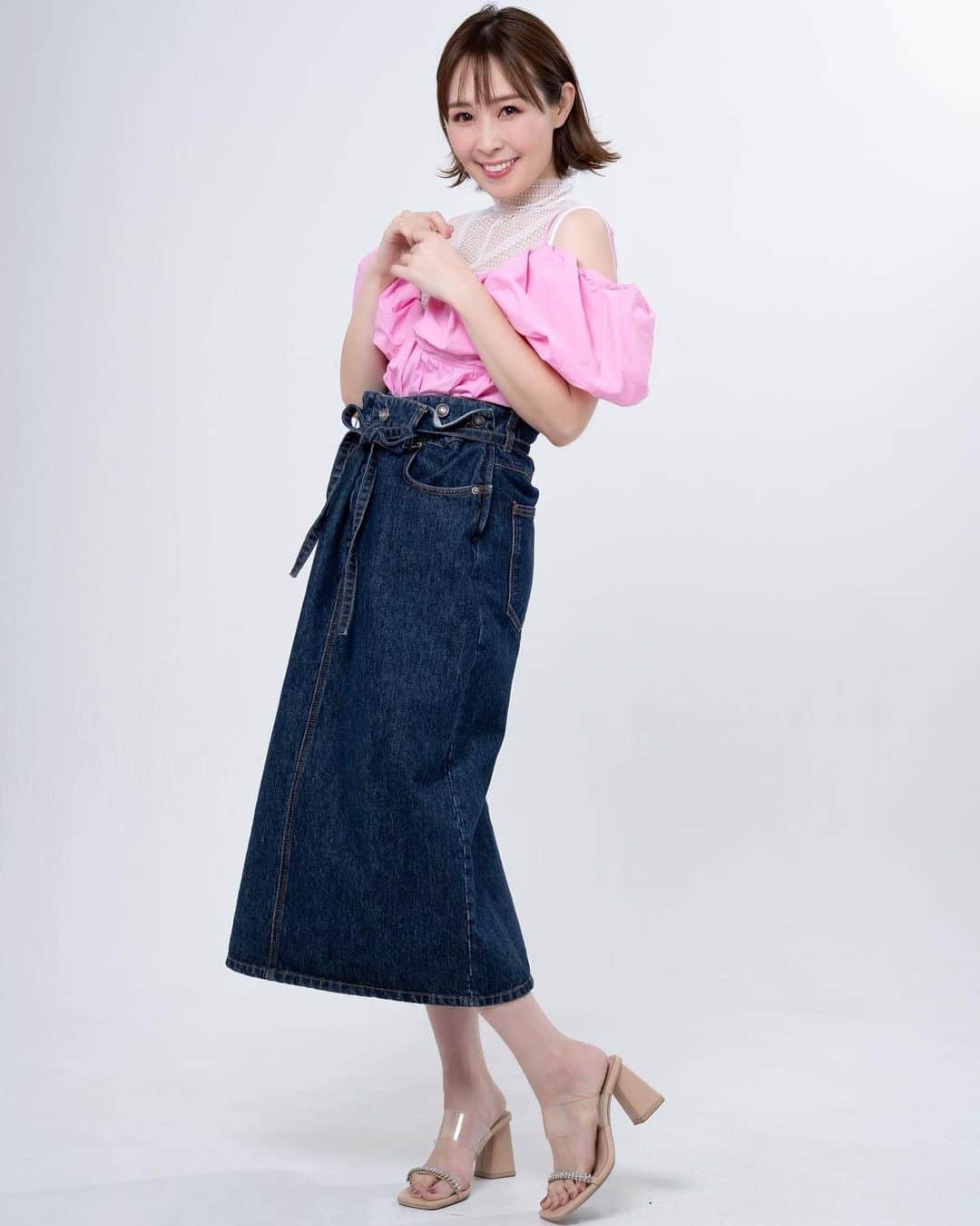 愛内里菜のインスタグラム：「RINA AIUCHI Birthday Live 2023🎂 ⁡ 各公演一般発売中‼️ ⁡ ✨7/15（土）東京 ✨7/17（月祝）札幌 ✨7/30（日）大阪 ⁡ ※全公演昼と夜の二回公演 ※全公演配信も予定 ※札幌のみ夜はトークライブとなります ⁡ お申し込み、詳細は オフィシャルHP rinaaiuchirr.jp でチェックしてください‼️ ⁡ 札幌のトークは みんなからの質問に答えるので ただいま大募集中🫶😊‼️ HPの専用フォームから送ってね😌 待ってるよー😚❣️  😆YouTube！ 「愛内里菜オフィシャルチャンネル」  ⁡ 🐦Twitter 愛内里菜 official @RRikakakiuchi ⁡ ⁡ 😆TikTok 愛内里菜/Rina Aiuchi 　 🟥17配信 愛内里菜_official ⁡  #愛内里菜  #歌手 再始動 #垣内倶楽部  #バンド   #ライブ #一体化 #絆 #盛り上がりたい  #感謝  #23周年　 #YouTube #ユーチューバー#TikTok」