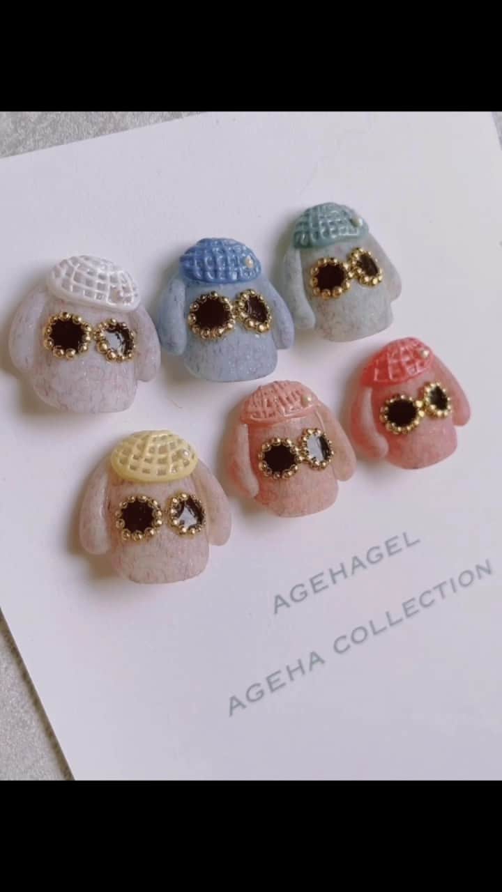 agehaのインスタグラム：「#agehagel   私の大好きな @floats.co.jp モフモフさんの 雰囲気をアートにしてみました^ ^（笑）  モフモフシリーズ #agehagel   色々作ってみたけど シンプルにサングラスと お耳と帽子にしてみた！  他にも似てるキャラがたくさんありますね（笑） シーズン問わず使えるように グリッター配合してます♡  モコモコ、ふわふわ、 モフモフな雰囲気が 癒されますー笑😆  2023.07.09 #アジアネイルフェスティバル2023  pre sales！  チラ見せ♡」