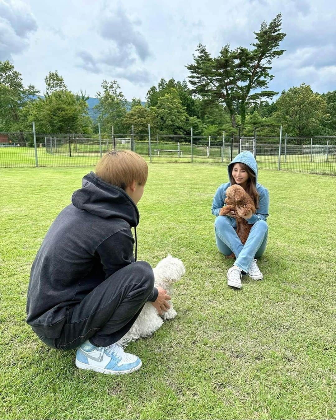 桃華絵里さんのインスタグラム写真 - (桃華絵里Instagram)「モコちゃんはじめてのドッグラン🐻💕  繁殖犬だったモコは 5年間 1度もケージを出たことが なかったので この日 生まれて初めて走りました✨  途中 転んだりしたけれど すぐに また走り出して  とっても生き生きして楽しそうで 私も嬉しかったです🩷  シー兄さんが モコちゃんをリードしていて いい感じでした🤭  近頃は お散歩もとっても上手になってきて 真っ直ぐに歩けるようになってきました✨  また ドッグラン行こうね 🌱🍀🌿 モコ＆シーのペースで💕  #保護犬を家族に  #保護犬 #繁殖犬だった子 #ドッグラン」6月24日 17時16分 - _momoka828_