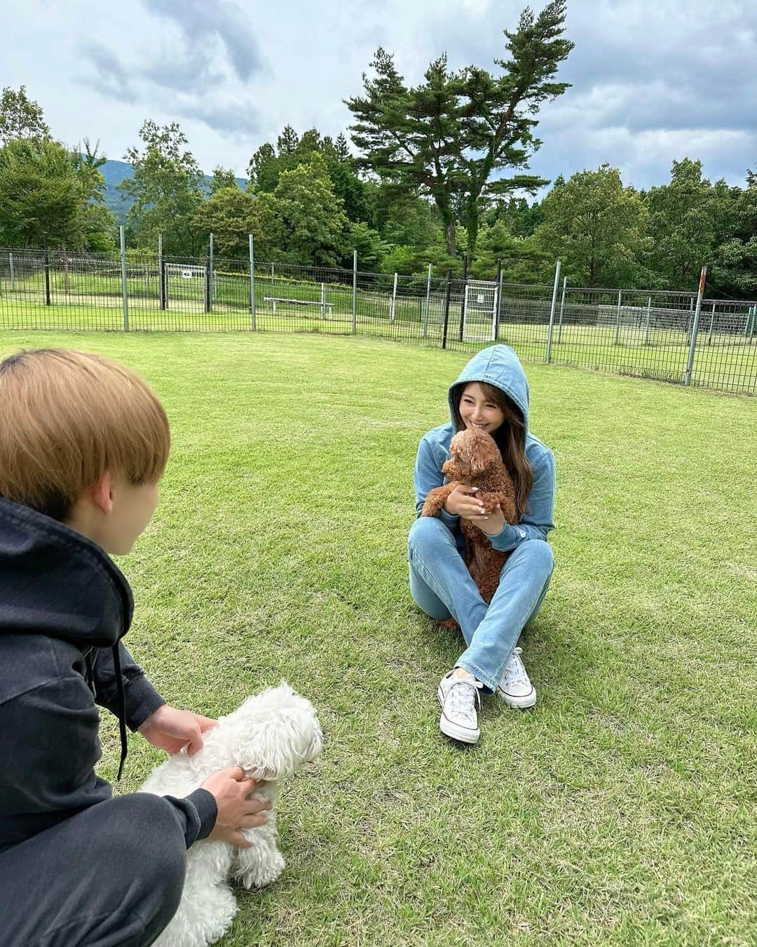 桃華絵里さんのインスタグラム写真 - (桃華絵里Instagram)「モコちゃんはじめてのドッグラン🐻💕  繁殖犬だったモコは 5年間 1度もケージを出たことが なかったので この日 生まれて初めて走りました✨  途中 転んだりしたけれど すぐに また走り出して  とっても生き生きして楽しそうで 私も嬉しかったです🩷  シー兄さんが モコちゃんをリードしていて いい感じでした🤭  近頃は お散歩もとっても上手になってきて 真っ直ぐに歩けるようになってきました✨  また ドッグラン行こうね 🌱🍀🌿 モコ＆シーのペースで💕  #保護犬を家族に  #保護犬 #繁殖犬だった子 #ドッグラン」6月24日 17時16分 - _momoka828_