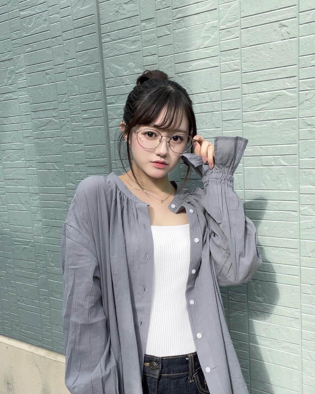 りんぴぴのインスタグラム：「‪‪❤︎‬ 髪の毛おだんごしてる女の子個人的にめっちゃ好き👧🏻💞  Shirt👔： @classicalelf_official  身長155cm グレイッシュブルー/Ｍサイズ着用  前後2wayでも着れるよ✨  #classicalelf #クラシカルエルフ #エルフコーデ #タイアップ #JAVA #ジャバ」