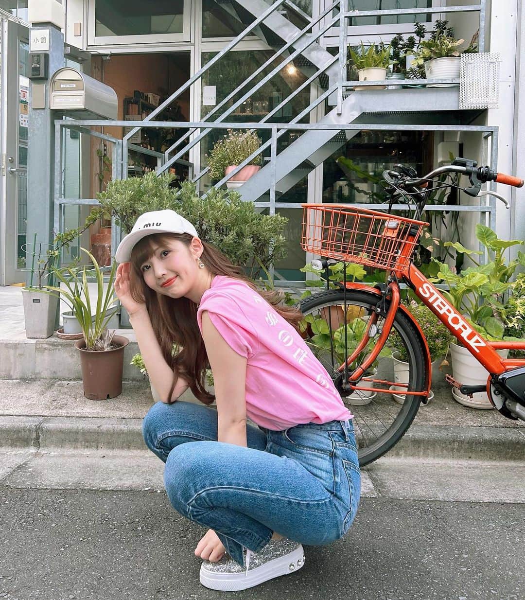 松尾友加里のインスタグラム：「美容院へ行ってきたよ🫶🏻  @miumiu   新しいキャップ😉💓 可愛いすぎてホワイトほしかった からあって良かった❤️  @iris__official__   ピンクのロゴTシャツ👚 6色あるけど私はピンク☺️  @herlipto  デニム👖  スニーカー👟 @miumiu   いつも担当して下さる💇‍♀️ @sun4_0630  @sejun177xxis   ありがとうございます💓🫥  _ _ _ _ _ ❤︎_ _ _ _ _  #miumiu  #iris  #herlipto  #uni  #美容day  #表参道」