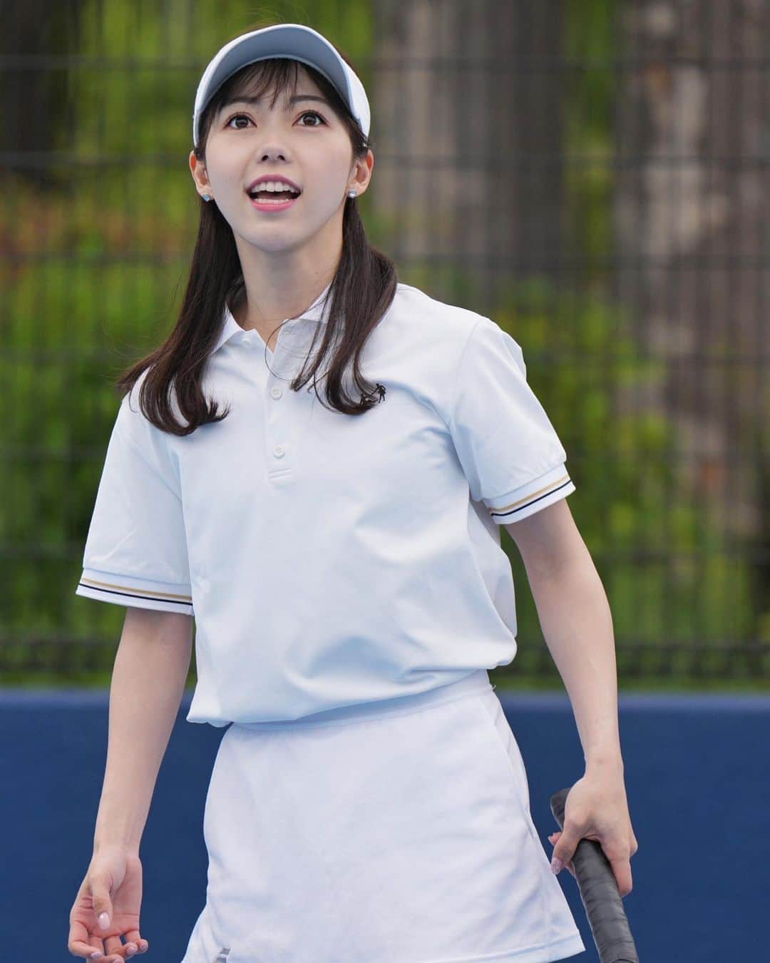 川又智菜美のインスタグラム：「「あ、めっちゃアウトだ」 みたいな顔してる🤣 ⁡ それか「入ってました？」って言ってるのかな？笑 ⁡ どんな瞬間だったかは記憶にありません🤫 ⁡ 皆さんどんな瞬間だったか予想して ぜひコメントください🤭 ⁡ 最近梅雨で楽しみにしていた テニスが立て続けになくなってしまって 凹んでいたのですが、団体戦などまたまた 楽しい予定がたてられてウキウキ💕 いつだって楽しみな予定は それまでずっと幸せにしてくれますね☺️✨ ⁡ #テニス #テニス女子 #tennis #過去pic」