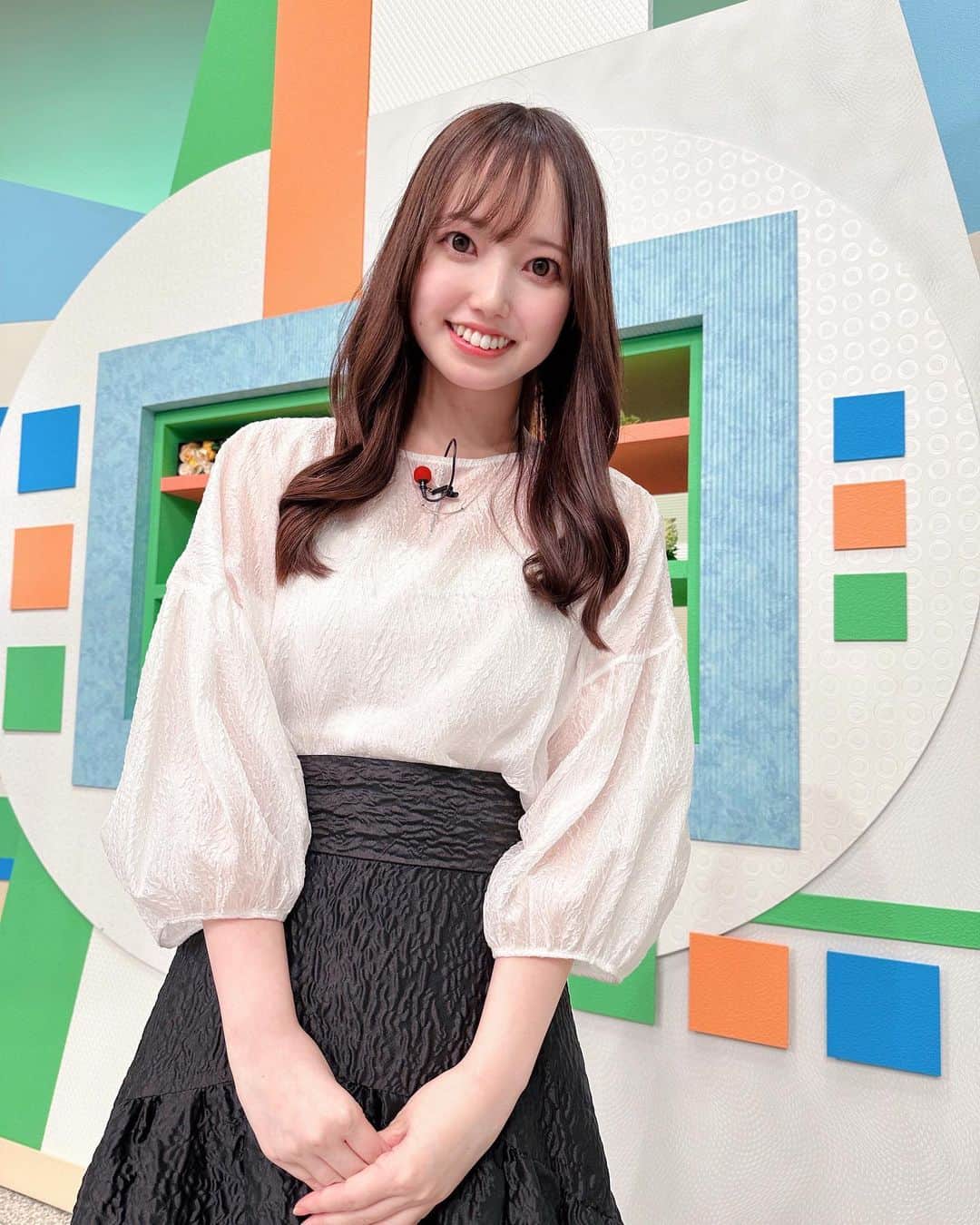 石井奏美のインスタグラム：「今日のシアワセ気分の衣装です👗  ぽこぽこ浮き出る波模様が可愛い 白のブラウスでした✨  blouse: ENICA(@enica_official )  マイクの色は自分で選べるのですが 白衣装の時は赤を選びがちです❤️🤍  今日も1日お疲れ様でした💐🧸  #岡山#香川#アナウンサー#西日本放送 #RNC#okayama#kagawa#enica#ootd」