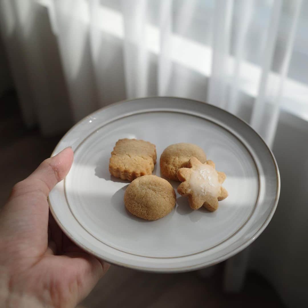 青谷優衣のインスタグラム：「身体に優しくて、とっても美味しいクッキー🍪✨  米粉や玄米粉を使って作られていて、同じグルテンフリーでも一つ一つ食感が違って面白い！  私が好きすぎてお願いしたグルテンフリー焼き菓子の詰め合わせセットが、本日からご予約開始しました！嬉しい😭✨  @yuika_bake こちらのオンラインショップで注文できるので、気になる方は是非見てみてください💕  6月の焼き菓子セット、発送は6/30です🕊️  #グルテンフリー #グルテンフリークッキー」