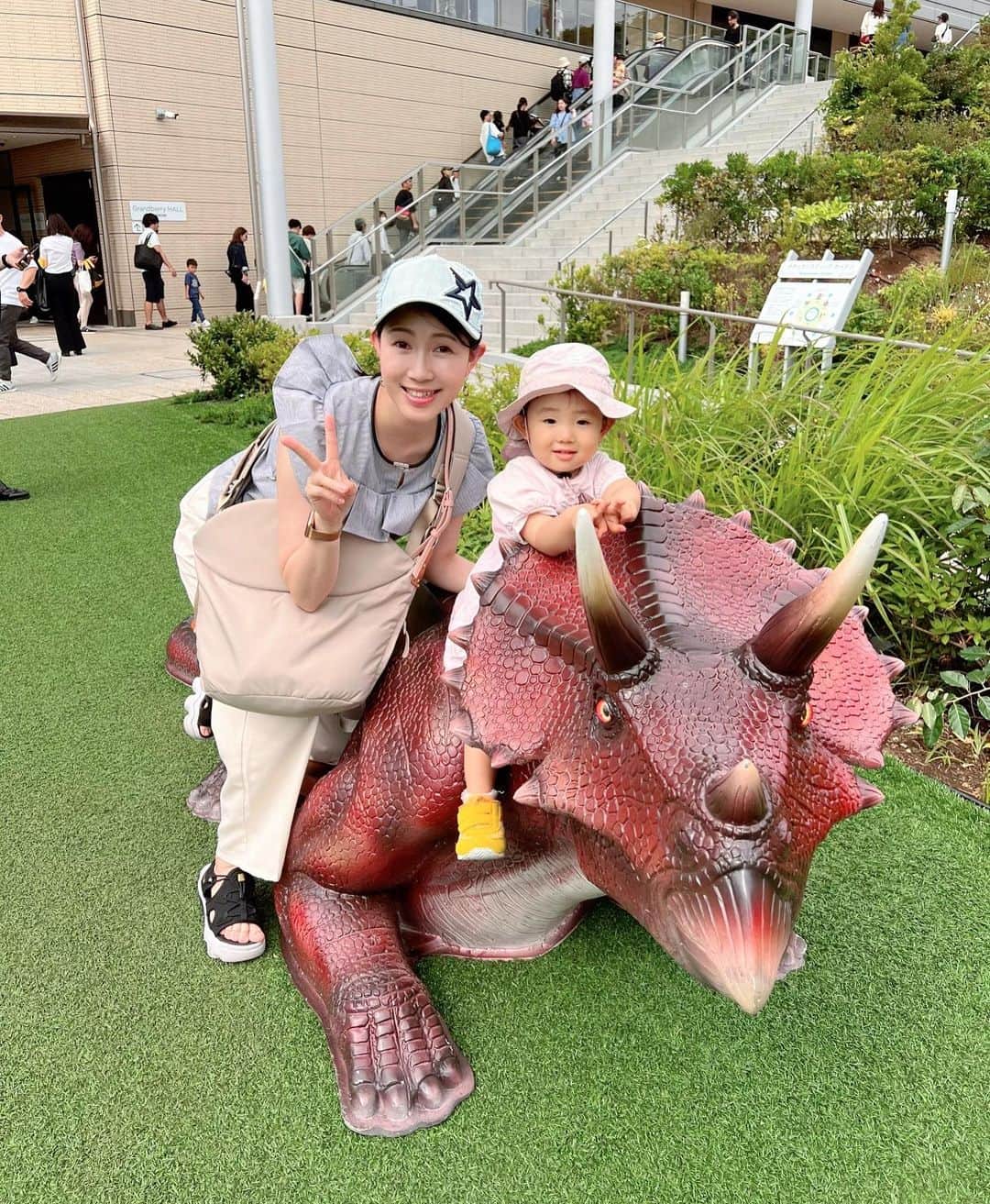 若林愛さんのインスタグラム写真 - (若林愛Instagram)「恐竜好きの娘と巡る恐竜活動🦕💕娘の好きのためならどこまでもー！ 皆さまからの恐竜情報もお待ちしております🦖💕 . #恐竜 #恐竜好き #子育て」6月24日 17時33分 - megumi.cl