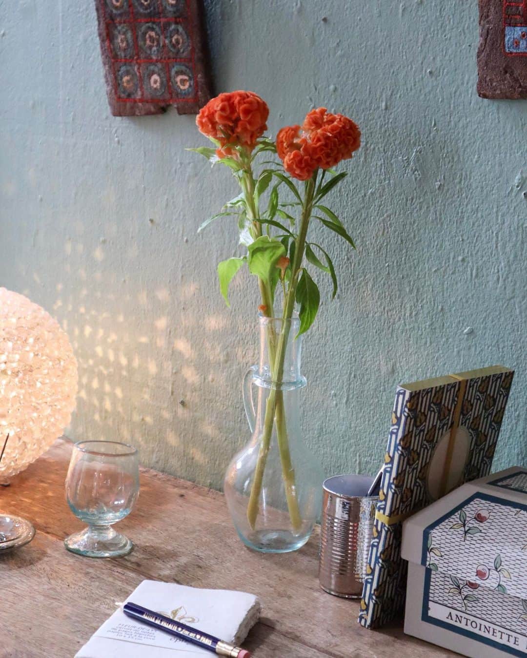H.P.DECOさんのインスタグラム写真 - (H.P.DECOInstagram)「フランスのアーティスト、ローレンス・ノビル ( @laurence.nobile ) の壁掛けアートを中心に、洗練されつつ遊び心溢れる書斎。  ラ・スフルリー ( @lasoufflerie ) の花器やグラス、光の乱射がキラキラと放たれる置き照明と、涼しげな印象のガラスは初夏の模様替えにおすすめです。  いつもの空間に、季節のお花や小物などの新しいアイテムを足して、お部屋のアクセントとしていかがでしょうか。  #hpdeco #エイチピーデコ  #laurencenobile #ローレンスノビル #lasoufflerie #ラスフルリー #handmadeglass #glass #ガラス #リサイクルガラス #flowervase #フラワーベース #cup #カップ #design #デザイン #france #フランス #ガラス #照明 #ベルギー #interiordesign #デザイン #海外インテリア #インテリア雑貨 #インテリアショップ #表参道」6月24日 19時00分 - atelier_ma_vie