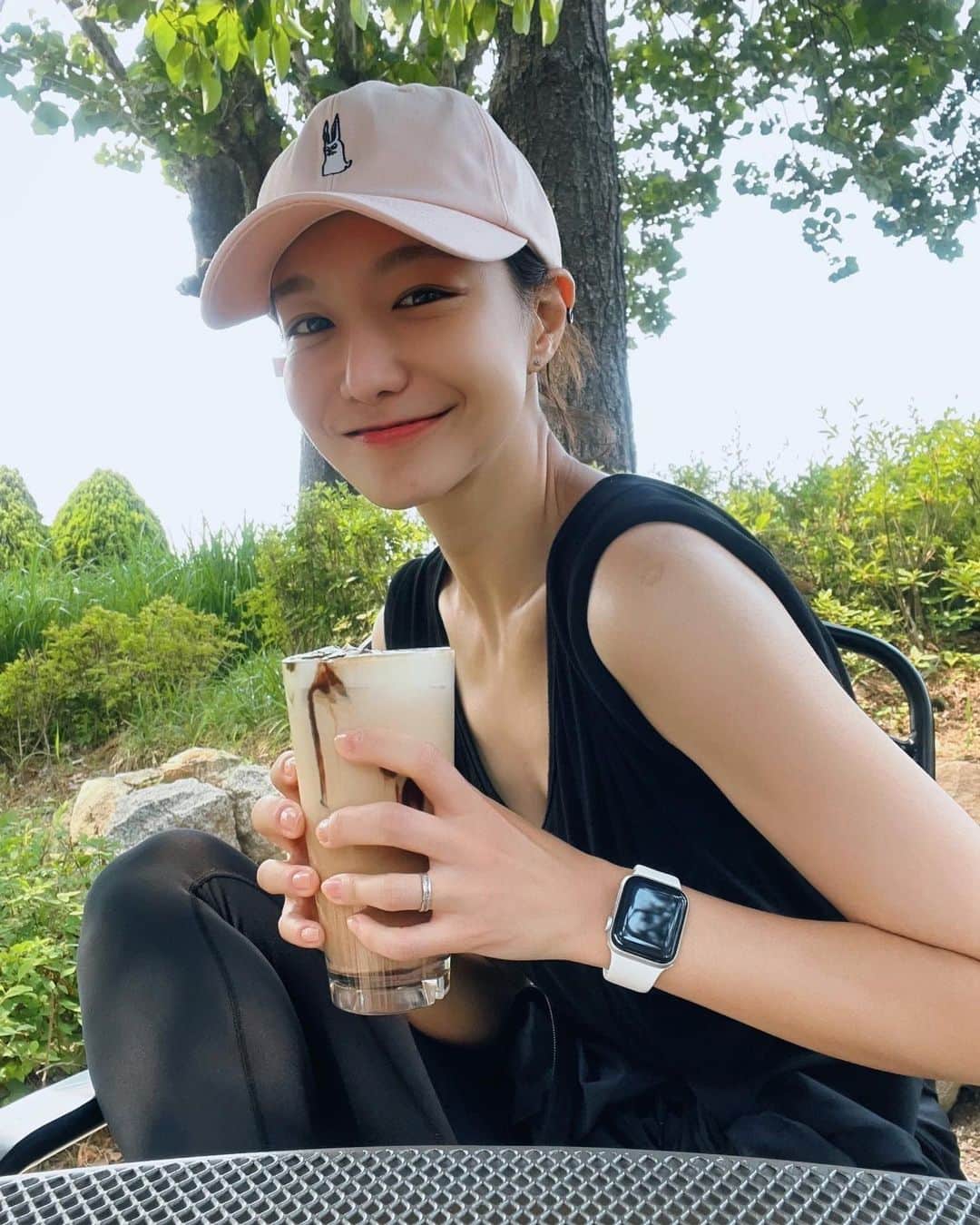 シン・ソユルのインスタグラム：「⠀ ⠀ 등산 메이트의 코스를 따라 아차산, 용마산, 망우역사문화공원🇰🇷 유관순열사 묘역까지🥾 오늘도 8km ⠀ (+) 같은 코스 오르던 귀여운 친구 두 명🌻 마카롱 커플🎁 반가웠어요. ⠀」