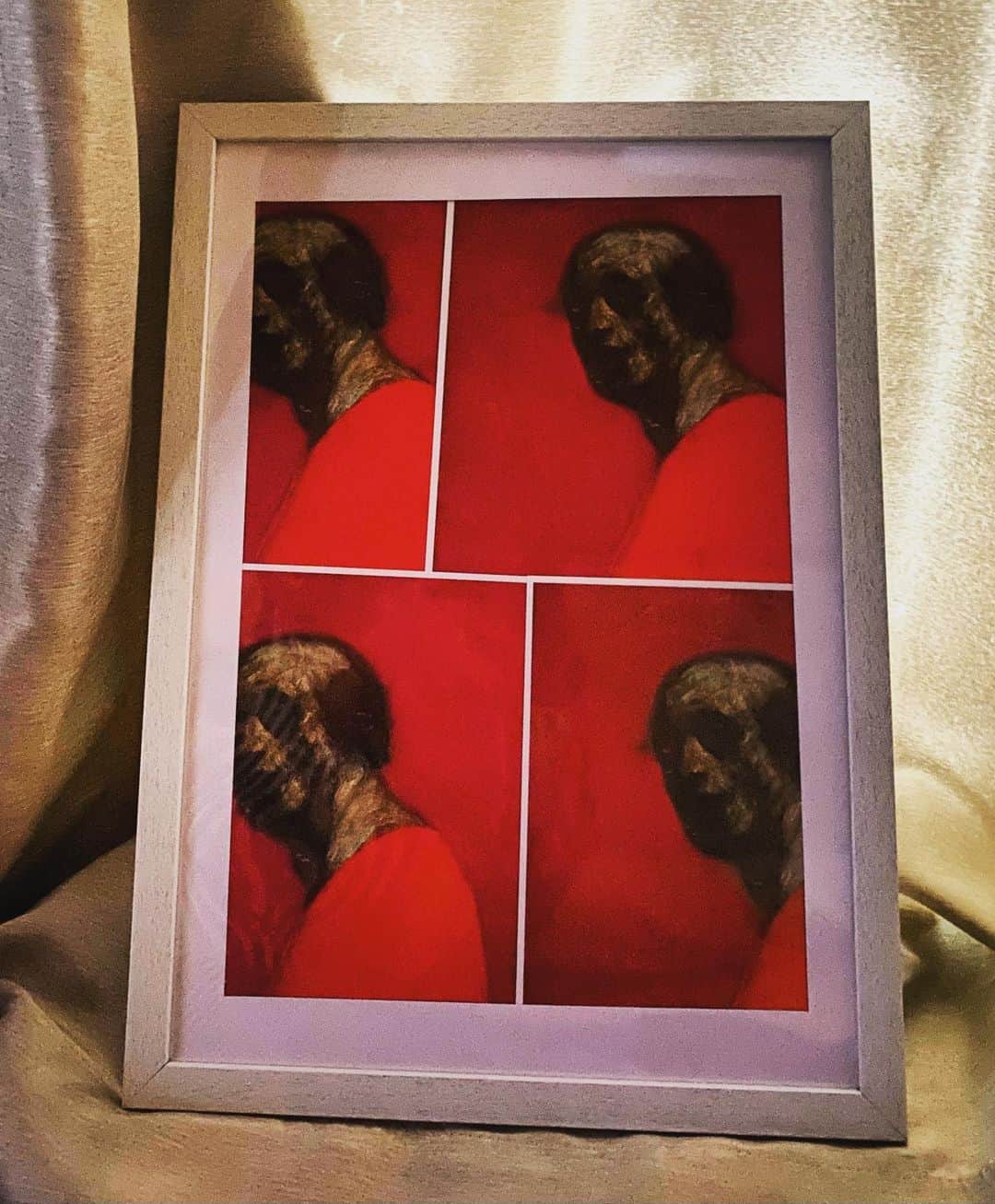 野本かりあのインスタグラム：「先日見た、鴨井玲の『自画像（絶筆）』は美術館で、ハガキもポスターも無かったので、チラシをアレンジして額に飾った。 いつでも見れるのは幸せ❣️ #鴨井玲」