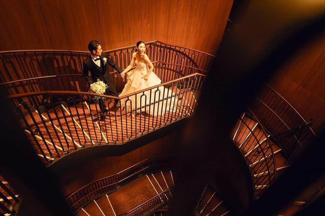 東京會舘本舘ウエディングさんのインスタグラム写真 - (東京會舘本舘ウエディングInstagram)「@tokyokaikan_wedding .——————————. * まるで映画のワンシーンを 切り取ったかのような ロマンチックな空間で特別な一枚を。  東京會舘自慢の螺旋階段は 花嫁人気のフォトスポット。 * ——————————. #東京會舘 #tokyo #関東花嫁 #weddingdress #東京花嫁 #wedding #dress #ウェディングドレス #プレ花嫁 #卒花 #結婚式場 #日本中のプレ花嫁さんと繋がりたい #結婚式準備 #ウェディングレポ #ブライダルフェア #チャペル #結婚式 #パーティ #披露宴 #weddingparty #結婚式場探し #大正ロマン #ウェディング #式場探し #式場見学 #花嫁 #前撮り #結婚 #ブライダルフォトグラファー #ウェディングフォト」6月24日 17時46分 - tokyokaikan_wedding