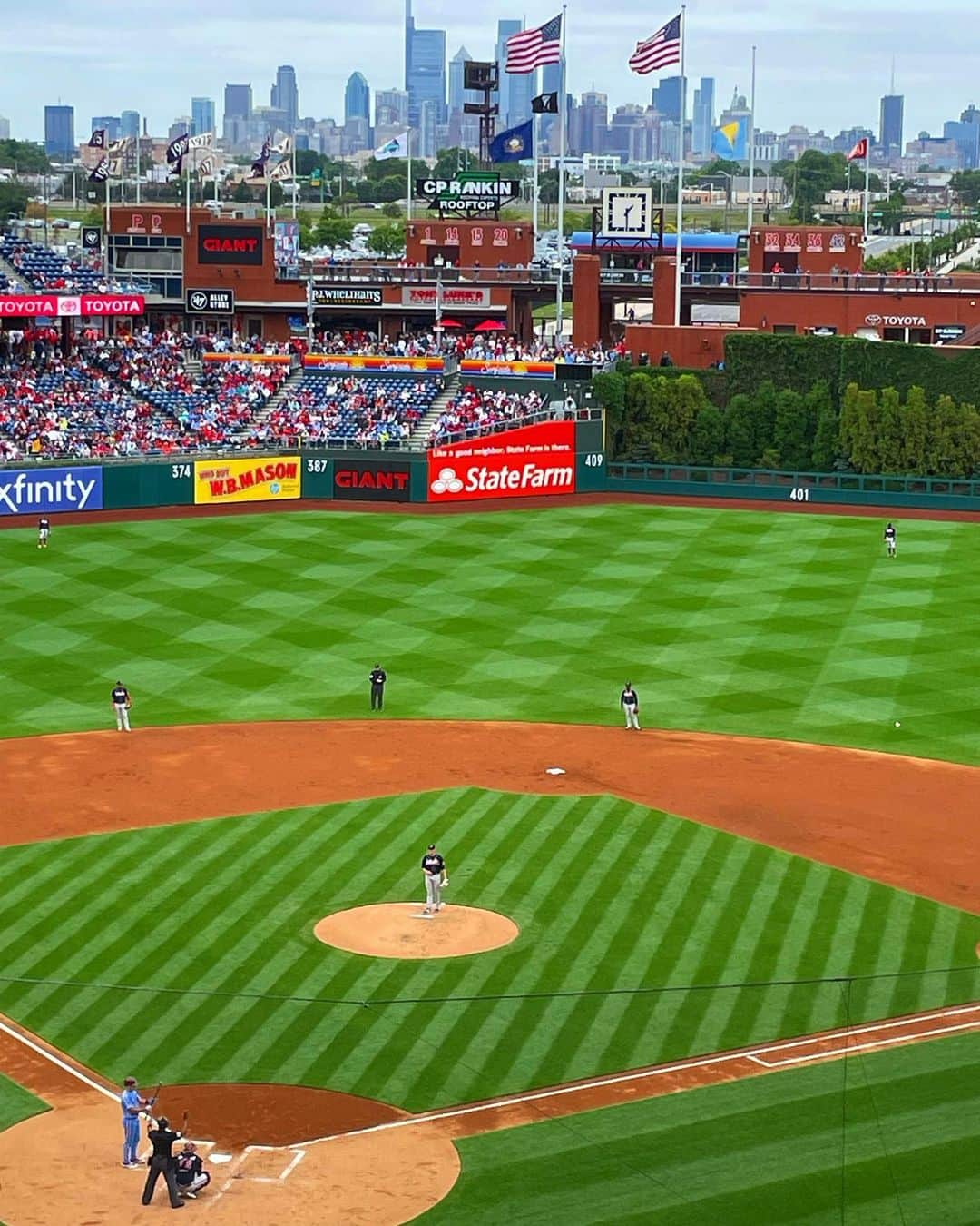 オカモト"MOBY"タクヤのインスタグラム：「6/22(Thu) #Philadelphia @braves vs @phillies  7年振りのフィリー、初の #CitizensBankPark 。 試合は9回まで両チーム無得点、残念ながら次の目的地への鉄道の時間がやってきたので出発🚝」