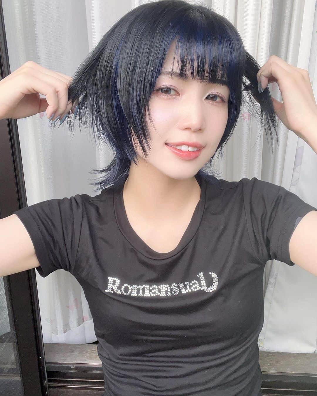のインスタグラム：「髪の毛染めました♡⃛ 最高に可愛い青のウルフだよん🐺 初！ウルフ🐺ｶﾞｳｶﾞｳ  #instalike #insagood #followforfollowback #follwme #japan #japanese #cosplay #cosplaygirl #cosplayer #japanesegirl #4llowme  #ウルフ #美容院 #ウルフカット #ウルフカット女子 #インナーカラー #インナーカラーブルー」