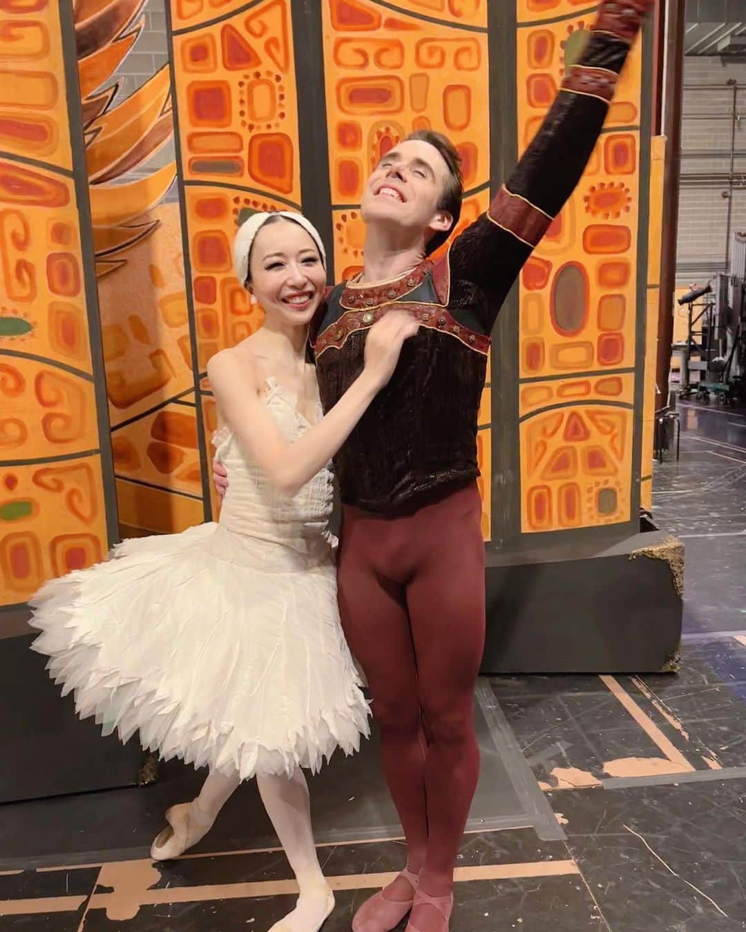 加治屋百合子のインスタグラム：「・ Price @connorlwalsh came back from his injury and with only a slight delay, we were able to perform our last show of “Swan Lake” and finished the 2022-2023 season!  It wasn’t easy waiting and not knowing if or wouldn’t perform🙈🦢 I enjoyed every moment sharing the stage with everyone @houstonballet 💓  “Swan Lake” is one of the ballets that I really struggled with when I first premiered a few years ago. I always thought I’m not suited and was not confident with how I looked. After spending many hours in the studio trying to find my own inner “Swan” and few years later… We can always be better, but I was happy with my progress and with my shows of “Swan Lake” this season🦢 Until next time.    I did also have the legendary Irina Kolpakova coaching me through FaceTime telling me, “Yuriko. More!” 🤣  Thank you all for the love and support🩷   コナー王子が怪我から復帰❣️ 今シーズン最後の演目「白鳥の湖」を先週末に無事一踊に踊ることができました🩷  怪我の回復を待つ間は、キャスト変更が続き、いつ踊れるのか分からなかった💦身体のコンディションと気持ちを保つのが大変でしたが、舞台ではお互いにベストを尽くし🦢楽しい時間を過ごせました☺️  正直なところ数年前に初めて踊った時は、自分の容姿で白鳥のラインが出せるのか不安で、自分には「白鳥」は似合わないと思っていました。たくさんの自主練と経験を積み、今シーズンは自分なりの「白鳥」に近づけたと実感できました😌  自主練では、ニューヨークのイリーナ・コルパコワがFaceTimeで「ユリコ、もっと〜！」と叫んでいました🤣  また来シーズンも頑張ります！ いつもたくさんのLOVEと応援をありがとうございました💓  🤍🦢 @aoi__fujiwara25 @kellenhornbuckle @emma.forrester @gretelbatista @yumi_fuku118 @alyssalspringer @kali_kleiman @ajwalton2 @_do_re_mimi @allydancer_123 @alexandria.heath @layla_porter   🖤🦢 @chaechae91 @danbikim_0419 @natisacoolkid @jindallaefairy」
