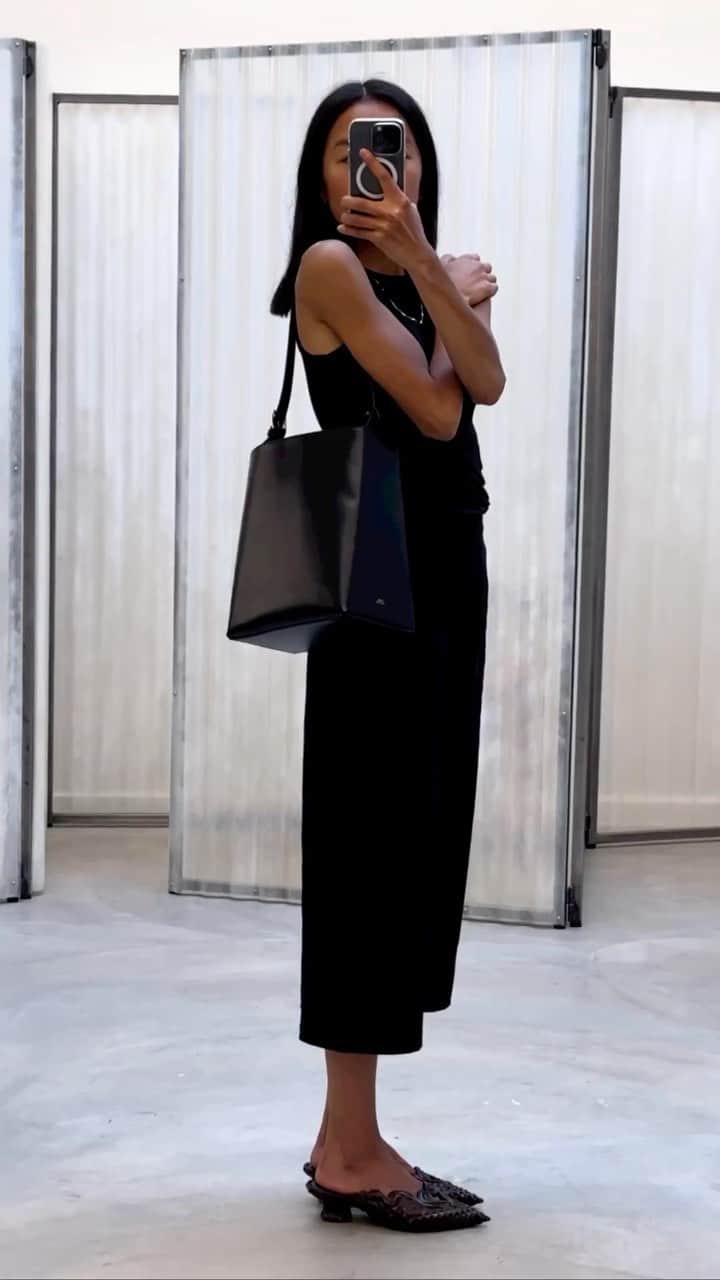 アーペーセーのインスタグラム：「@amyphamthi and her Virginie bag in black.  #APCParis」