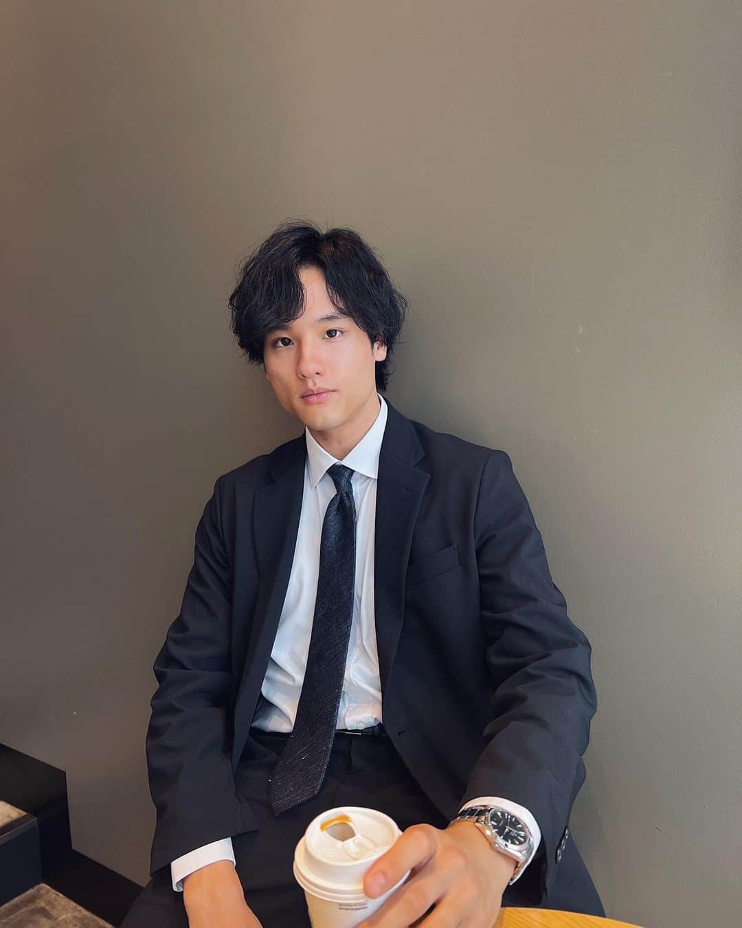 大須賀崇のインスタグラム：「🥱👔☕️ #suit #menssuits」