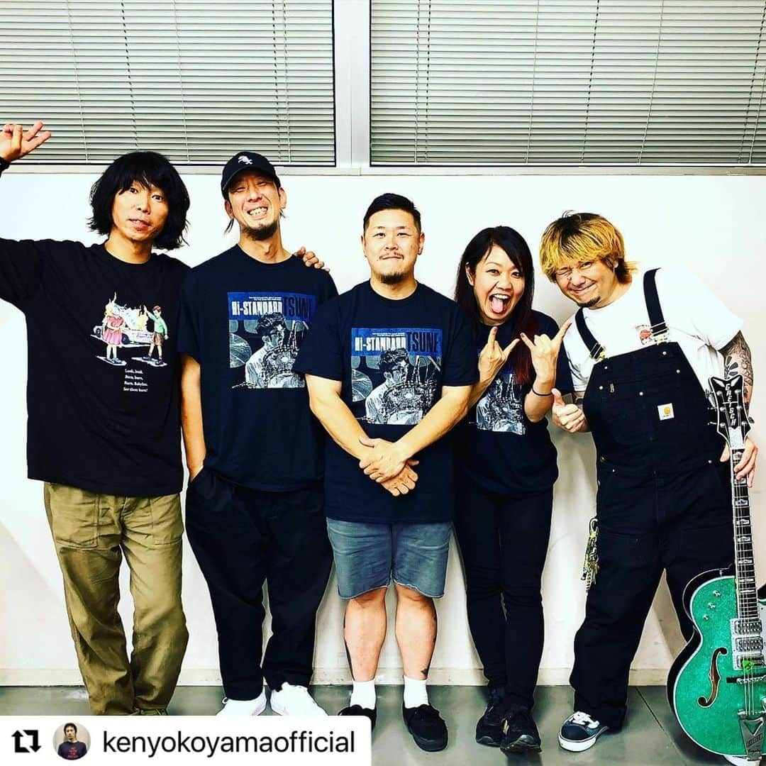 難波章浩さんのインスタグラム写真 - (難波章浩Instagram)「#Repost @kenyokoyamaofficial with @use.repost ・・・ 2023.6.18 “Satanic Carnival 2023” @ Makuhari Messe, Chiba, Japan  ボクとナンちゃんを、そしてツネちゃんを、ハイスタを救ってくれた3人のヒーロー達と。  左から ZAX(The BONEZ, Pay money To my Pain), えっくん(Ken Yokoyama), ナヲ(マキシマム ザ ホルモン)。  この日はこの5人でハイスタでした。  ものすごいプレッシャーと戦いながら、さすが最前線で活躍するドラマー達、三者三様の個性的なドラミングを披露してくれました。  しかしドラム云々というより、なにしろ彼らの気持ちが嬉しかった！！  もちろん観に来てくれた方々、気持ちを寄せてくれた方々のお陰でステージに向かえたんだけど、彼ら3人がいなかったらステージにすら立てなかったわけで…感謝というかなんというか、言葉が追いつかない感情です。  気持ち良く彼らを送り出してくれたバンド達、重圧と戦う彼らを支えてくれたご家族や周りの方々、そしてZAX、えっくん、ナヲ。 本当にありがとうございました。  ありがとう。 ありがとう。 ありがとう。  これでボクとナンちゃんは、ハイスタの道を先に伸ばしていくことができます。  #sataniccarnival2023 #thebonez #paymoneytomypain #マキシマムザホルモン #kenyokoyama #難波章浩 #恒岡章 #横山健 #ハイスタ #histandard #pizzaofdeath」6月24日 18時04分 - akihironamba