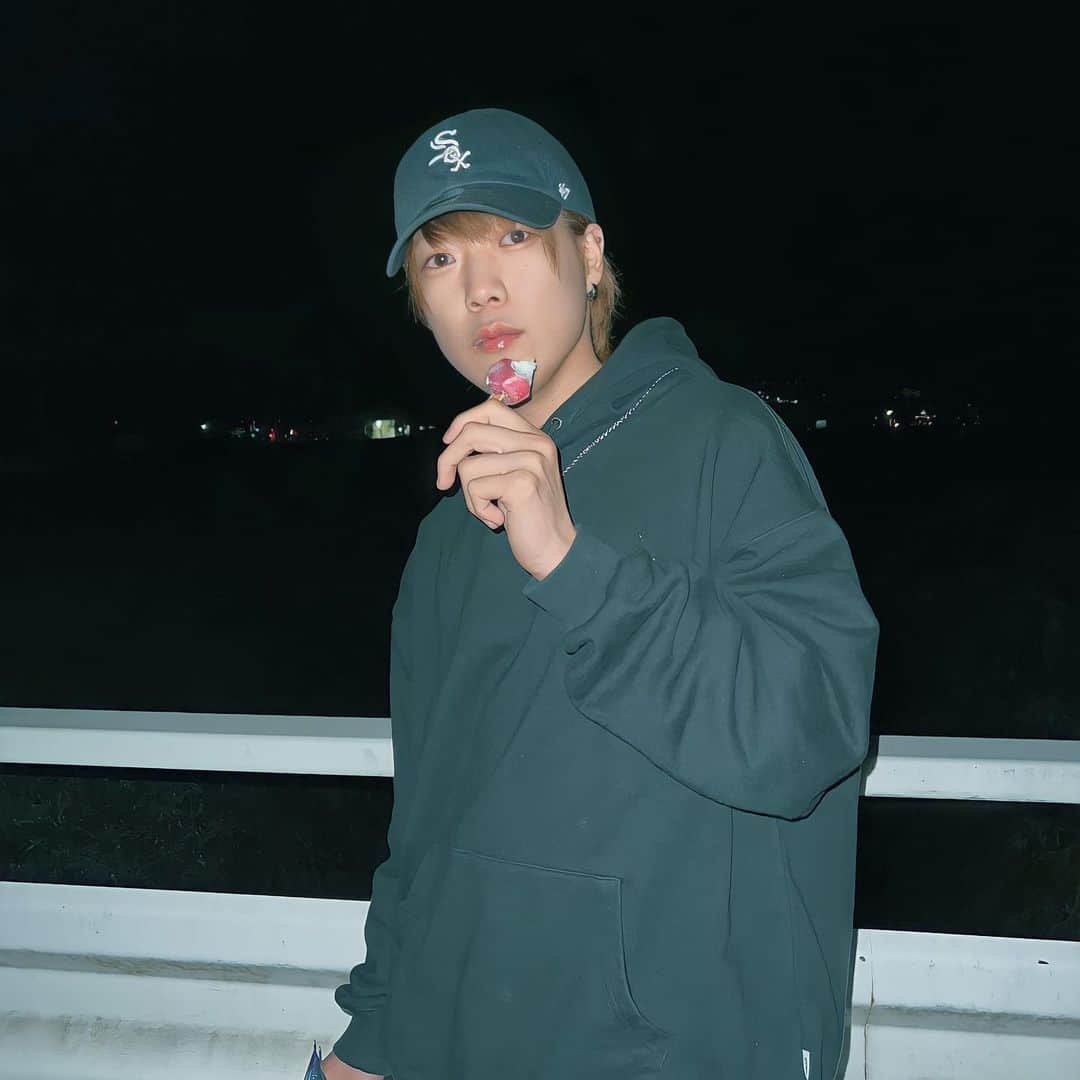 きんふんぱーりーのインスタグラム：「なんか、いつもと顔違う…😥  #iscream  #ice  #いいね返し  #夜  #night  #写真好きな人と繋がりたい」