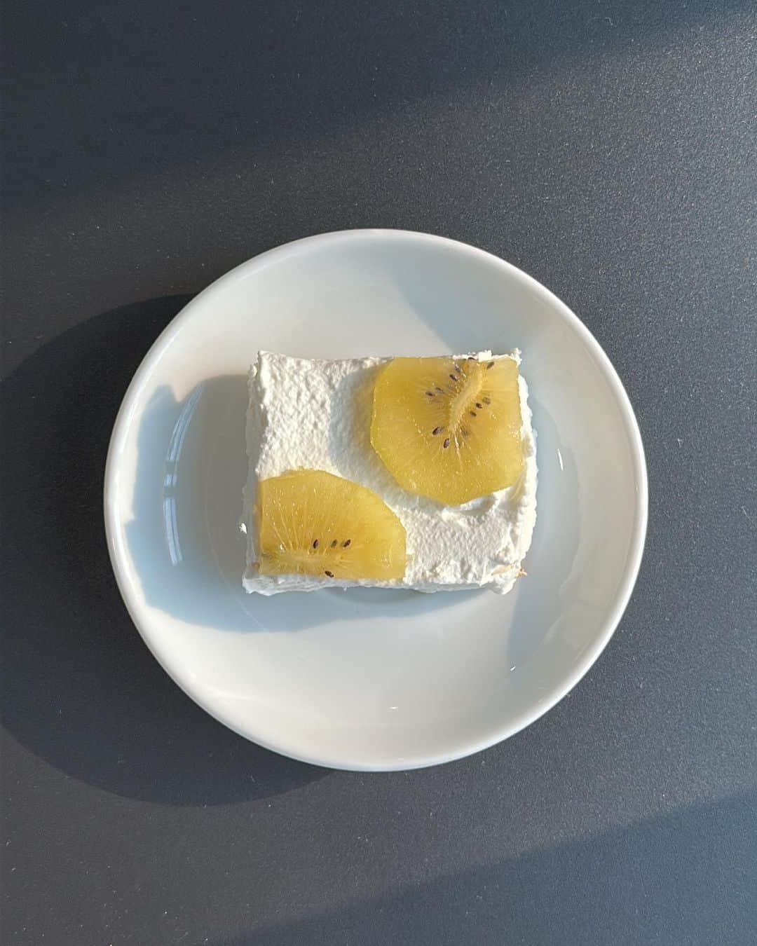イム・ボラのインスタグラム：「✨🥝남은재료로 만든 구요운 케이크」
