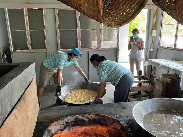 タイ国政府観光庁さんのインスタグラム写真 - (タイ国政府観光庁Instagram)「. ༉‧₊˚ 🇹🇭わざわざ行きタイ旅！ ⠀ ⋯⋯⋯⋯⋯⋯⋯⋯⋯⋯⋯⋯✈  毎週土曜日は、まだあまり知られていないタイのエコツアースポットをご紹介♪   今回はサムットソンクラーム県にある「バーン・リムクローン・ホームステイ・コミュニティ」へ✨  タイ湾に面したサムットソンクラーム県🌱 このなかでも、オーガニックのココナッツ生産地として有名なのが、バーン・リムクローン・ホームステイ・コミュニティです💚  朝は自家製ココナッツジュースで、農業生活をスタート🥥💛 そのあとはココナッツの葉でオリジナル帽子など手工芸品作りをしたり、ココナッツ農園でのサイクリングを楽しみましょう🚲💨  ランチには、炭火で作ったパッタイを😋 自然に優しい器を使っているのもポイントです👍  午後にはパームシュガー作りや、ボートに乗ってマングローブ探検へ🚣‍♀️💗  ちなみに宿泊施設では、太陽エネルギーなどクリーンエネルギーを使用し、電力量や二酸化炭素排出量を削減することで、環境に配慮しています☀️  自然に優しい環境で、ゆっくり一日を過ごせそうです🕊  ☆「行ってみたい！」：いいね❤をタップ ★「参考になった！」：保存ボタン🔖をタップ  #タイ #サムットソンクラーム #バーンリムクローンホームステイコミュニティ #グリーンツーリズム #エコツアー #コミュニティベースドツーリズム #CBT #タイ文化 #ローカル体験 #今こそタイへ #こんなタイ知らなかった #もっと知りタイ #はじめてのタイ #タイ旅行 #サムットソンクラーム旅行 #旅好きな人と繋がりたい #旅行好きな人と繋がりたい #海外旅行 #thailand #samutsongkhram #banrimklonghomestaycommunity #ecotourism #sustainabletourism #amazingthailand #thailandtravel #thailandtrip #thaistagram #lovethailand #amazingnewchapters  photo: gogreenbooking」6月24日 17時57分 - amazingthailandjp