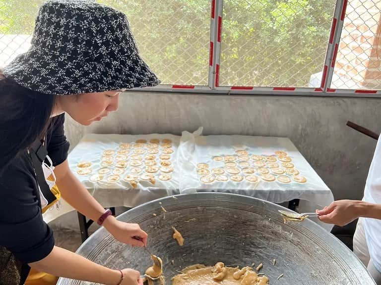 タイ国政府観光庁さんのインスタグラム写真 - (タイ国政府観光庁Instagram)「. ༉‧₊˚ 🇹🇭わざわざ行きタイ旅！ ⠀ ⋯⋯⋯⋯⋯⋯⋯⋯⋯⋯⋯⋯✈  毎週土曜日は、まだあまり知られていないタイのエコツアースポットをご紹介♪   今回はサムットソンクラーム県にある「バーン・リムクローン・ホームステイ・コミュニティ」へ✨  タイ湾に面したサムットソンクラーム県🌱 このなかでも、オーガニックのココナッツ生産地として有名なのが、バーン・リムクローン・ホームステイ・コミュニティです💚  朝は自家製ココナッツジュースで、農業生活をスタート🥥💛 そのあとはココナッツの葉でオリジナル帽子など手工芸品作りをしたり、ココナッツ農園でのサイクリングを楽しみましょう🚲💨  ランチには、炭火で作ったパッタイを😋 自然に優しい器を使っているのもポイントです👍  午後にはパームシュガー作りや、ボートに乗ってマングローブ探検へ🚣‍♀️💗  ちなみに宿泊施設では、太陽エネルギーなどクリーンエネルギーを使用し、電力量や二酸化炭素排出量を削減することで、環境に配慮しています☀️  自然に優しい環境で、ゆっくり一日を過ごせそうです🕊  ☆「行ってみたい！」：いいね❤をタップ ★「参考になった！」：保存ボタン🔖をタップ  #タイ #サムットソンクラーム #バーンリムクローンホームステイコミュニティ #グリーンツーリズム #エコツアー #コミュニティベースドツーリズム #CBT #タイ文化 #ローカル体験 #今こそタイへ #こんなタイ知らなかった #もっと知りタイ #はじめてのタイ #タイ旅行 #サムットソンクラーム旅行 #旅好きな人と繋がりたい #旅行好きな人と繋がりたい #海外旅行 #thailand #samutsongkhram #banrimklonghomestaycommunity #ecotourism #sustainabletourism #amazingthailand #thailandtravel #thailandtrip #thaistagram #lovethailand #amazingnewchapters  photo: gogreenbooking」6月24日 17時57分 - amazingthailandjp