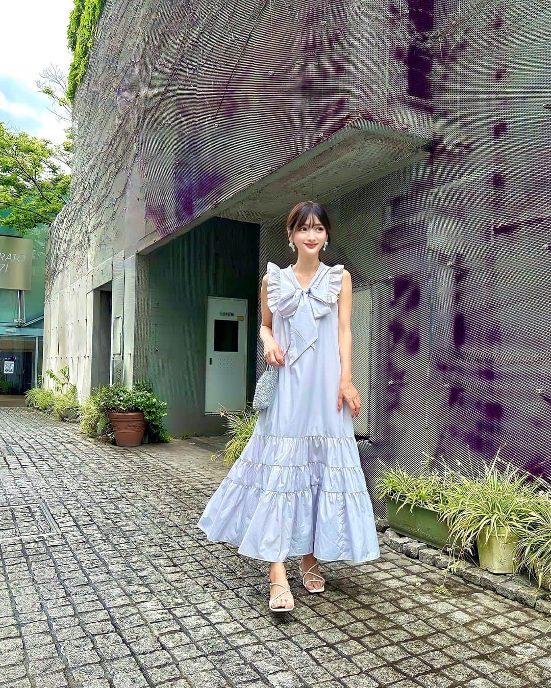 加藤瑠美のインスタグラム：「🩶🩶🩶  アイスグレーのワンピース×シルバーのワイヤーバッグ🫧 最近雨の日が多いからアンテプリマのバッグが活躍中☔️  dress @tocco_closet #tocco  bag @anteprima_japan #anteprima  sandals @jillstuart.jp #jillstuart earrings @saki_felice #saki_felice   #ootd#Japanese#rubi_fashion#오오티디#아웃핏#年子ママ#年子育児#ママコーデ#アンテプリマ#ワイヤーバッグ」