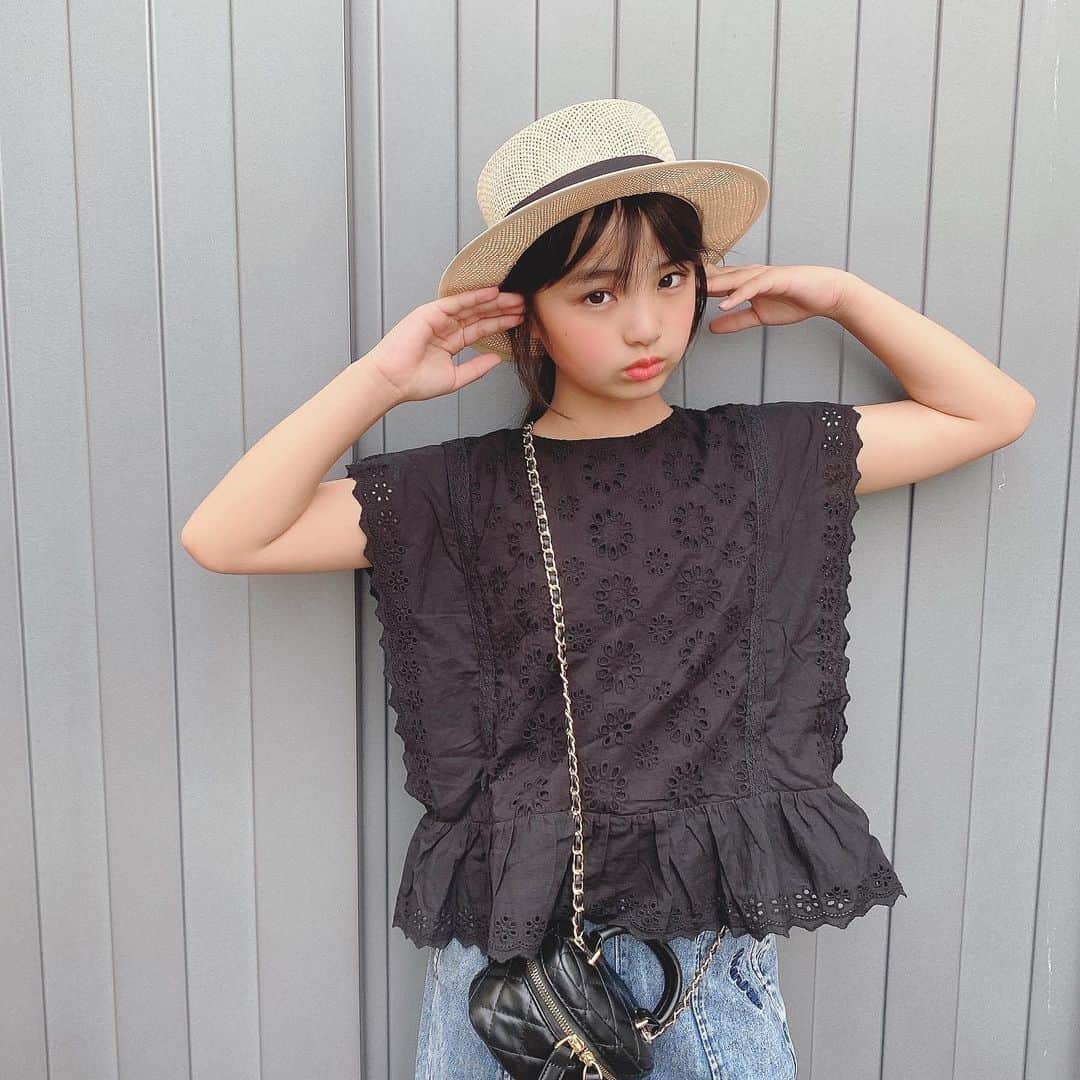 ♡KAO♡さんのインスタグラム写真 - (♡KAO♡Instagram)「： ： 最近1番お気に入りのtops♥♥ パンチングレースにこのデザイン パーフェクトにかわちぃ♡⃛  このコーデのポイントなども記事にして頂いてるので 良かったら覗いてみてください𓂃◌𓈒𓏲𓆸  【目指せオシャレなお姉さん♡大人っぽコーデ術】  -株式会社ライトオン WEBメディア- 【LIFE STYLE magazine】 ▹▸ @_life_style_magazine_   記事✎*▹▸ https://onl.tw/eC2BJgr ※ストーリにURL載せておきますねᵕ̈  ： ： ◾︎ レースブラウス  ▹▸ @righton_pr @right_on_kids  【身長140cm size150】  ： ： ┈┈coordinate item┈┈┈┈┈┈┈┈┈┈ tops/pants▹▸ @righton_pr @_life_style_magazine_   ┈┈┈┈┈┈┈┈┈┈┈┈┈┈┈┈┈┈┈┈  ： ： ： ： ： ： ： ： ： ： ： ：  #ライフスタイルマガジン #lifestylemagazine #LSM #ライトオン #ライトオンキッズ #ベンデイビス #bendavis  #ig_kidsfashion #kidsfashion #親バカ #ig_oyabakabu #親バカ部 #娘 #9歳 #js3 #女の子 #娘コーデ #女の子コーデ #インスタキッズ #ig_kids #キッズファッション #キッズモデル部 #プチプラコーデ  #キッズコーデ」6月24日 18時04分 - o0.don_tama.0o