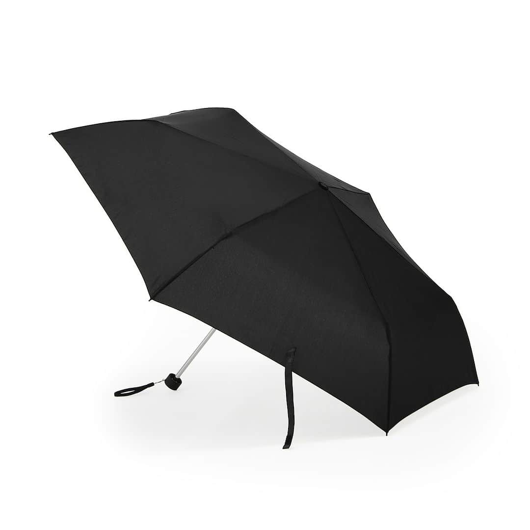 無印良品さんのインスタグラム写真 - (無印良品Instagram)「コンパクトに持ち運びできる、折りたたみ傘 - 天気が不安定なこの時期、カバンにしのばせたい折りたたみ傘は、より軽量なものを。  『コンパクト 折りたたみ傘』は、重量約209gの軽量な本体と、親骨60cmの大きめなデザインが特長です。  使いやすい定番色から、コーディネートのポイントにもなる、黒チェックとダークグリーンチェックを揃えました。 - #無印良品 #MUJI #折りたたみ傘」6月24日 18時00分 - muji_global