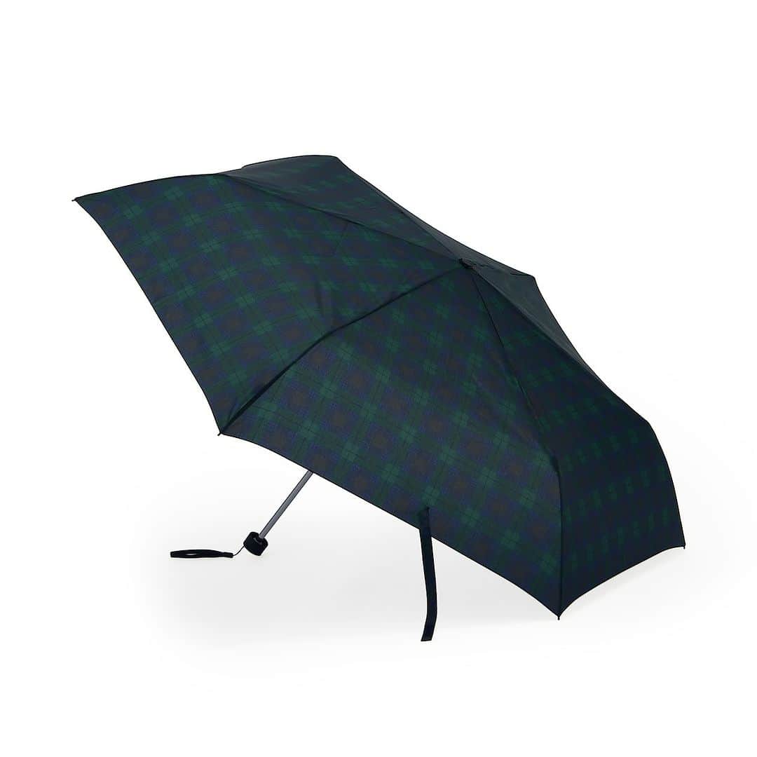 無印良品さんのインスタグラム写真 - (無印良品Instagram)「コンパクトに持ち運びできる、折りたたみ傘 - 天気が不安定なこの時期、カバンにしのばせたい折りたたみ傘は、より軽量なものを。  『コンパクト 折りたたみ傘』は、重量約209gの軽量な本体と、親骨60cmの大きめなデザインが特長です。  使いやすい定番色から、コーディネートのポイントにもなる、黒チェックとダークグリーンチェックを揃えました。 - #無印良品 #MUJI #折りたたみ傘」6月24日 18時00分 - muji_global