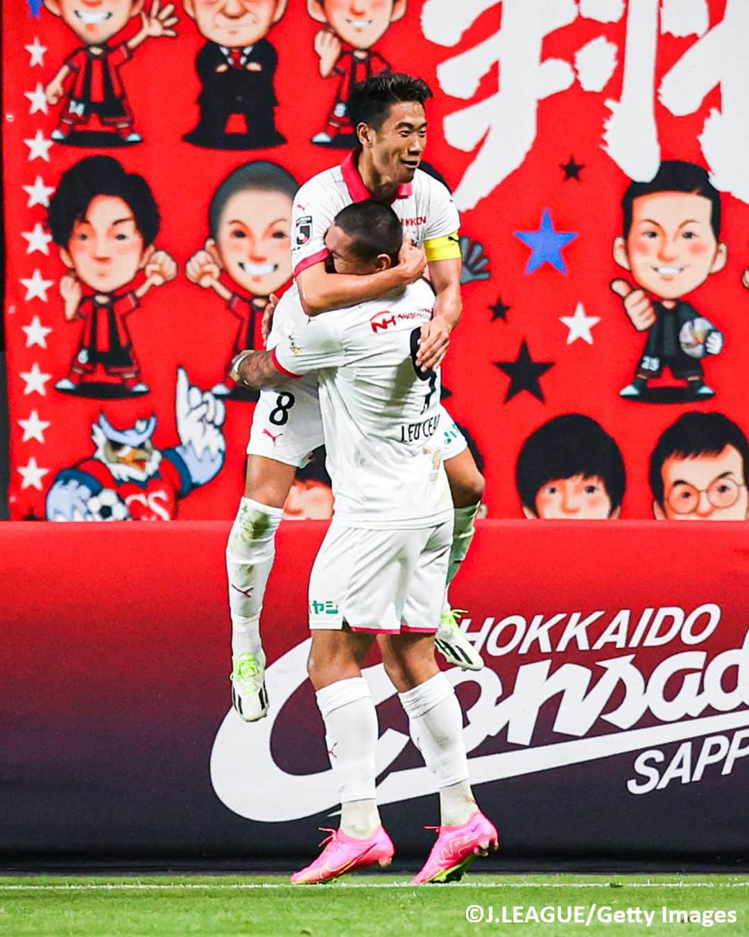 のインスタグラム：「🌸 #香川真司 が今季リーグ戦 2ゴール目！⚽ レオ・セアラ、加藤陸次樹、喜田陽の得点で前半 3ゴールの #セレッソ大阪 は、後半に香川にゴールが生まれ4-1で札幌に快勝！(Photo: Getty Images / J.LEAGUE)  #soccer #football #meijiyasudaseimeijleague #jleague #cerezoosaka #cerezo #shinjikagawa #サッカー #フットボール #明治安田生命Jリーグ #Jリーグ #⚽」