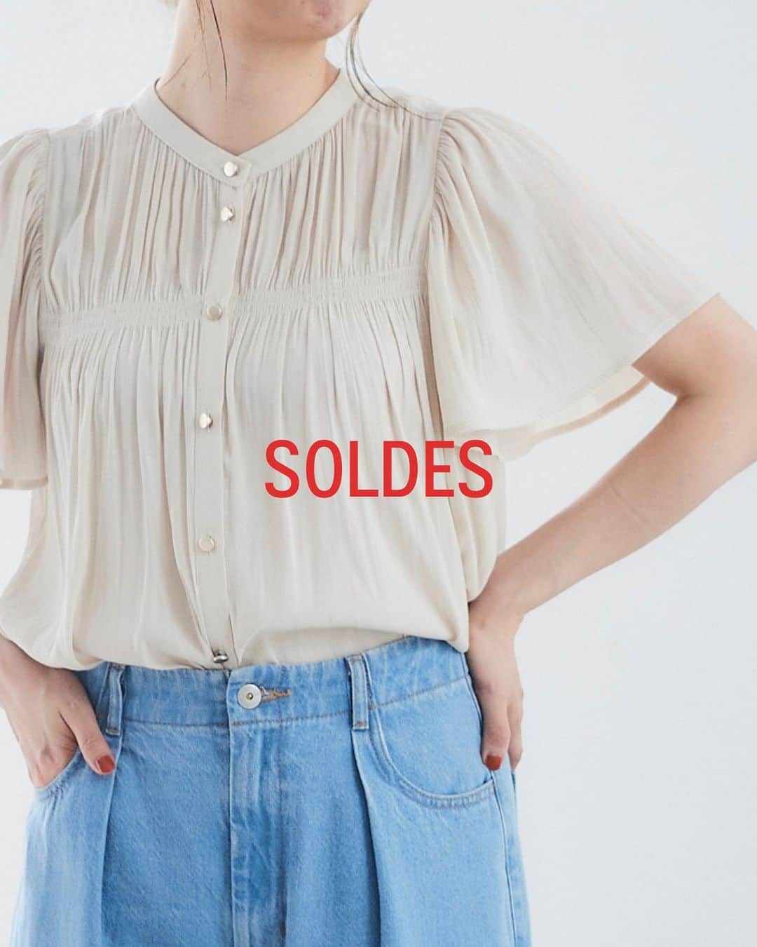 le. coeur blancのインスタグラム：「\ 2023 SUMMER SALE START / ⁡ 気になっていたあのアイテムも スペシャルプライスに✨ ⁡ 着回し力も抜群なトップスから 人気BEST10をご紹介！ ⁡ ▶アイテムをタップで詳細をチェック🛒 ⁡ ----------- ⁡ ▫︎ no.1 ⁡ パウダーサテンシャーリングフレンチブラウス ¥9,460→¥7,568[20%OFF] no. 3033035911 ⁡ ⁡ ▫︎ no.2 ⁡ パウダーサテンケープスリーブブラウス ¥9,460→¥6,622[30%OFF] no. 3033035910 ⁡ ⁡ ▫︎ no.3 ⁡ スカシスリーブ5分袖ニット ¥9,460→¥6,622[30%OFF] no. 3033025819 ⁡ ⁡ ▫︎ no.4 ⁡ コットン麻オーバーシャツ ¥11,550→¥9,240[20%OFF] no. 3033037001 ⁡ ⁡ ▫︎ no.5 ⁡ カシリーレーヨンカーディガン ¥9,790→¥6,853[30%OFF] no. 3033026402  ⁡ ▫︎ no.6 レーヨン麻フリルスリーブブラウス ¥9,460→¥6,622[30%OFF] no. 3033035913 ⁡ ⁡ ▫︎ no.7 フロントフリルスキッパーブラウス ¥10,890→¥7,623[30%OFF] no. 3033037003 ⁡ ⁡ ▫︎ no.8 リネンライクフロントポケットブラウス ¥8,910→7,128[20%OFF] no. 3033035812  ⁡ ▫︎ no.9 ペーパーヤーン2WAYニット ¥13,420→¥10,736[20%OFF] no. 3033020704 ⁡ ⁡ ▫︎ no.10 ボイルローンフロントレースブラウス ¥10,450→¥8,360[20%OFF] no. 3033035915 ⁡ _____________________ < 𝗶𝗻𝘀𝘁𝗮 𝗹𝗶𝘃𝗲 𝘀𝗰𝗵𝗲𝗱𝘂𝗹𝗲 > ⁡ 6/30(金) ⁡ ※日時は変更になる場合もございます。 　詳しくは前日のストーリーズでお知らせします。 ⁡ ⁡ ⁡ ⁡ ⁡ ⁡ ⁡ ⁡ ⁡ ⁡ ⁡ ⁡ ⁡ ⁡ ⁡ ⁡ ⁡ ⁡ ⁡ #lecoeurblanc #ルクールブラン #spring #summer #le_23ss #le_web #トップス #TOPS #ブラウス #blouse　#ニット #knit」