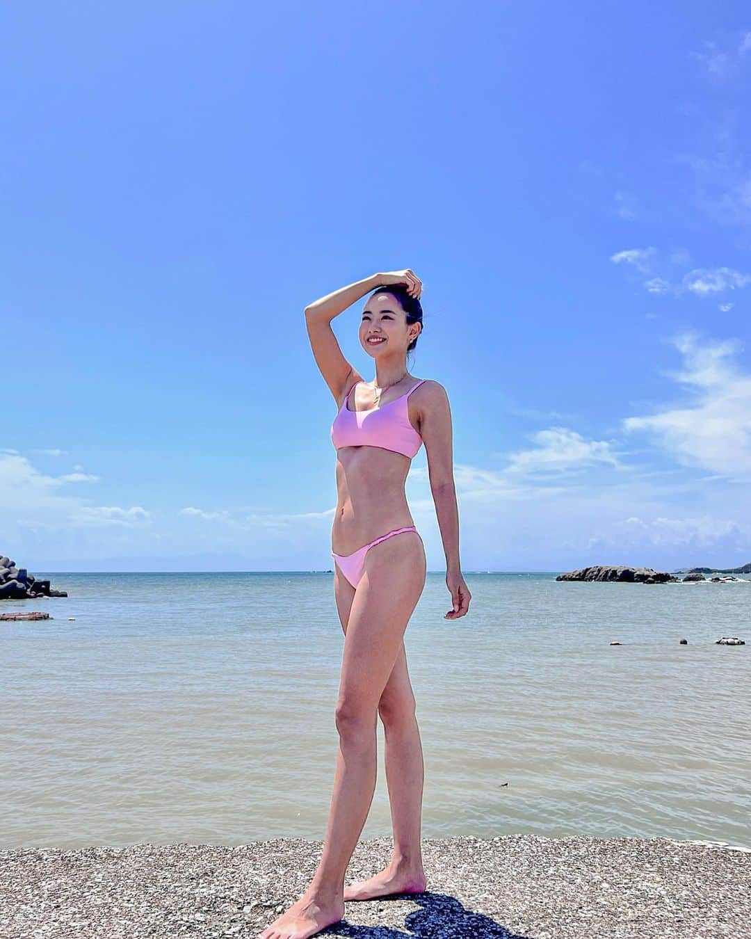 LISAのインスタグラム：「@alexiastam_official 🩷💦  実はすでに日焼けで脱皮し終えました。早  #歩くだけで太陽を吸収するタイプです」