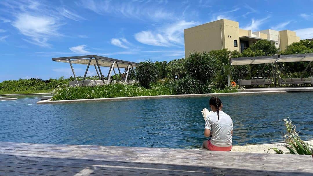 吉原珠央さんのインスタグラム写真 - (吉原珠央Instagram)「澄んだ海と空の下にいるだけでリラックスできる場所♫  ずっと駆け抜けてきてきましたが、今日はのんびりと過ごせている自分が嬉しいです😊  皆さまも、リラックスな週末をお過ごしくださいますように♫  #海 #空 #夏休み #リラックス #rest #relax」6月24日 18時02分 - tamaoyoshihara