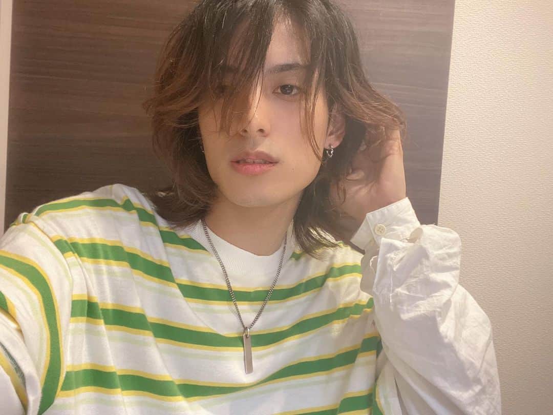 のインスタグラム：「髪セットすると自然とM字バングになる。 いいじゃん。(令和)  #武子直輝  #y2k」