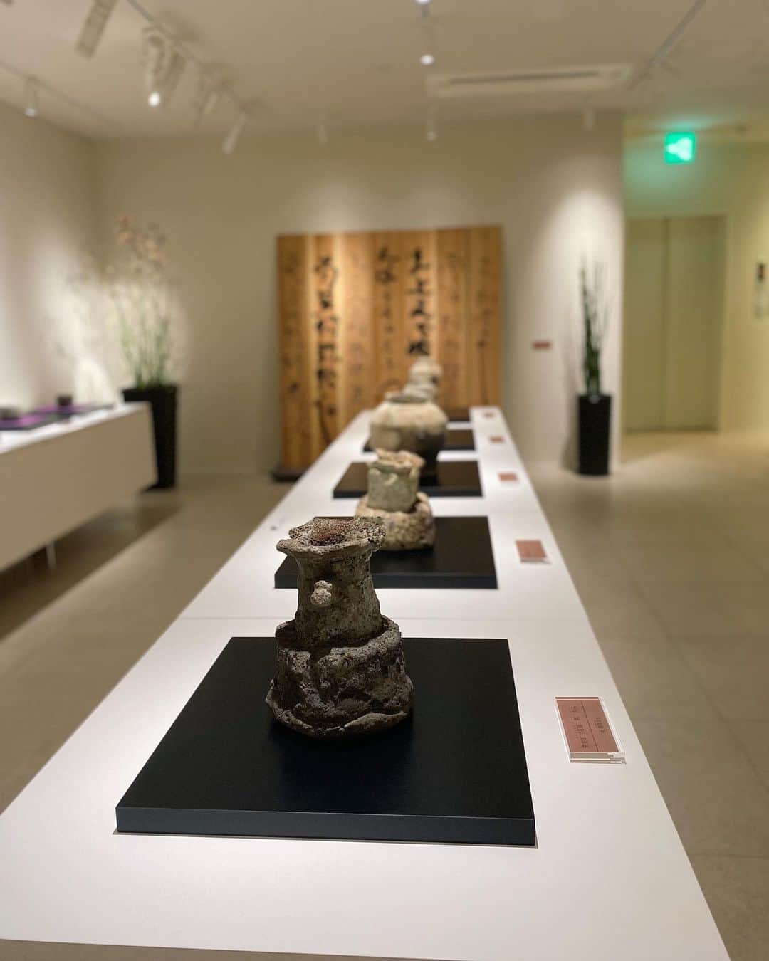 karen okajimaさんのインスタグラム写真 - (karen okajimaInstagram)「#緑ヶ丘美術館 ✨ 水木土日のみされている閲覧料無料の美術館！🖼  すごく素敵でした。初めに動画を見せてもらうんだけどその動画を見てから作品を見たらより素晴らしさが分かって感動します✨  今は本館では糸井 康博 展「灰釉の軌跡」 別館では－精神と象徴－ 二代 開発 文七「茶碗」展 をされています✨  美術館に行く機会って少ないけど、 行って芸術に触れることってやっぱり素敵☺️ ぜひ皆様にも見に行って見て欲しいです💓  開館日：（水・木・土・日曜日）・11：00〜16：00 （入館は15：30まで） 休館日：（月・火・金曜日）  グループ単位でのご鑑賞は、予めご相談下さい。 お問い合わせはFAXにてお願いします。 緑ヶ丘美術館 本館FAX：0743-85-7880 緑ヶ丘美術館 別館FAX：0743-85-7879  アクセス 〈地下鉄中央線・近鉄けいはんな線〉または〈近鉄生駒線〉〈近鉄奈良線〉で『生駒駅』下車。 生駒駅「南口1番のりば」より奈良交通バス『中菜畑二丁目行き』乗車→『新旭ヶ丘バス停』下車、徒歩すぐ。  #MAM美術館 #奈良美術館 #生駒美術館 #美術#関西美術館 #芸術にふれる #お茶碗 #陶芸 #陶芸家 #糸井康博  #開発文七」6月24日 18時12分 - karenokajima0318