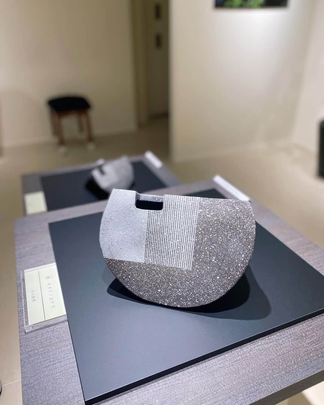 karen okajimaさんのインスタグラム写真 - (karen okajimaInstagram)「#緑ヶ丘美術館 ✨ 水木土日のみされている閲覧料無料の美術館！🖼  すごく素敵でした。初めに動画を見せてもらうんだけどその動画を見てから作品を見たらより素晴らしさが分かって感動します✨  今は本館では糸井 康博 展「灰釉の軌跡」 別館では－精神と象徴－ 二代 開発 文七「茶碗」展 をされています✨  美術館に行く機会って少ないけど、 行って芸術に触れることってやっぱり素敵☺️ ぜひ皆様にも見に行って見て欲しいです💓  開館日：（水・木・土・日曜日）・11：00〜16：00 （入館は15：30まで） 休館日：（月・火・金曜日）  グループ単位でのご鑑賞は、予めご相談下さい。 お問い合わせはFAXにてお願いします。 緑ヶ丘美術館 本館FAX：0743-85-7880 緑ヶ丘美術館 別館FAX：0743-85-7879  アクセス 〈地下鉄中央線・近鉄けいはんな線〉または〈近鉄生駒線〉〈近鉄奈良線〉で『生駒駅』下車。 生駒駅「南口1番のりば」より奈良交通バス『中菜畑二丁目行き』乗車→『新旭ヶ丘バス停』下車、徒歩すぐ。  #MAM美術館 #奈良美術館 #生駒美術館 #美術#関西美術館 #芸術にふれる #お茶碗 #陶芸 #陶芸家 #糸井康博  #開発文七」6月24日 18時12分 - karenokajima0318