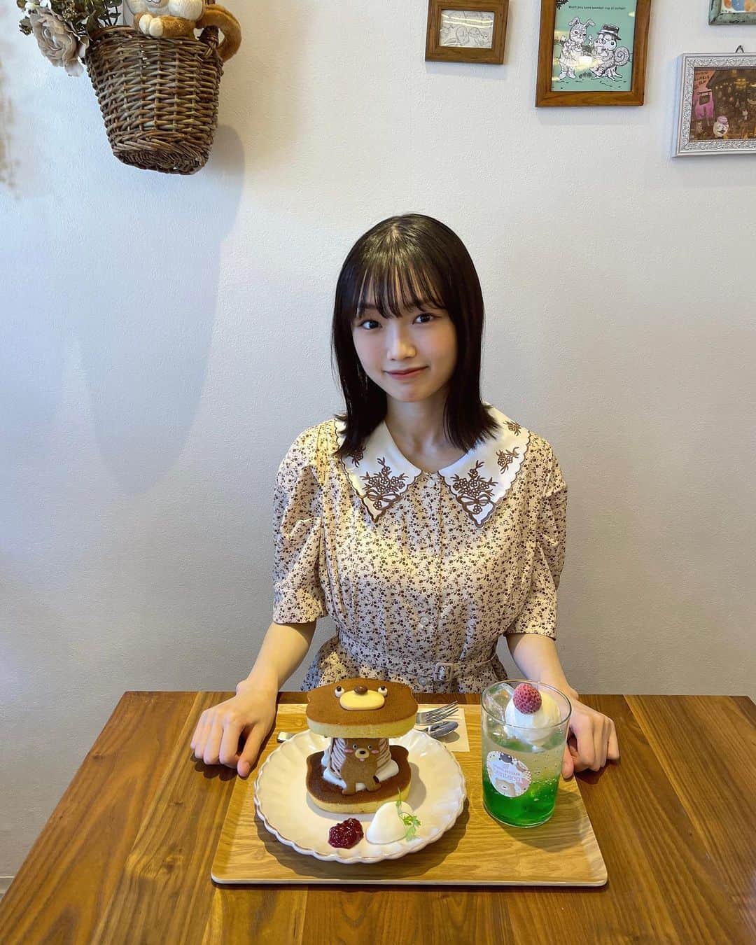 山﨑愛生さんのインスタグラム写真 - (山﨑愛生Instagram)「この前、 生田衣梨奈さんと #henteco森の洋菓子店 さんに行ってきました！！ とーっても可愛くて とーっても美味しかった🥰 @henteco_mori さん  えりちゃんさん、 写真いーっぱい撮ってくださって ありがとうございました🫶🏻  📷 ♡パンケーキを持ち上げている くまちゃんのクッキーが特に可愛い🐻 ♡メロンソーダも可愛い🍈🥤 ♡店内もすごい可愛かったです😍  @erina_ikuta.official さん #生田衣梨奈 さん　#えりぽん  #えりぽんかわいい  #山﨑愛生 #パンダさんパワー  #モーニング娘23  #morningmusume23」6月24日 18時05分 - mei_yamazaki.official