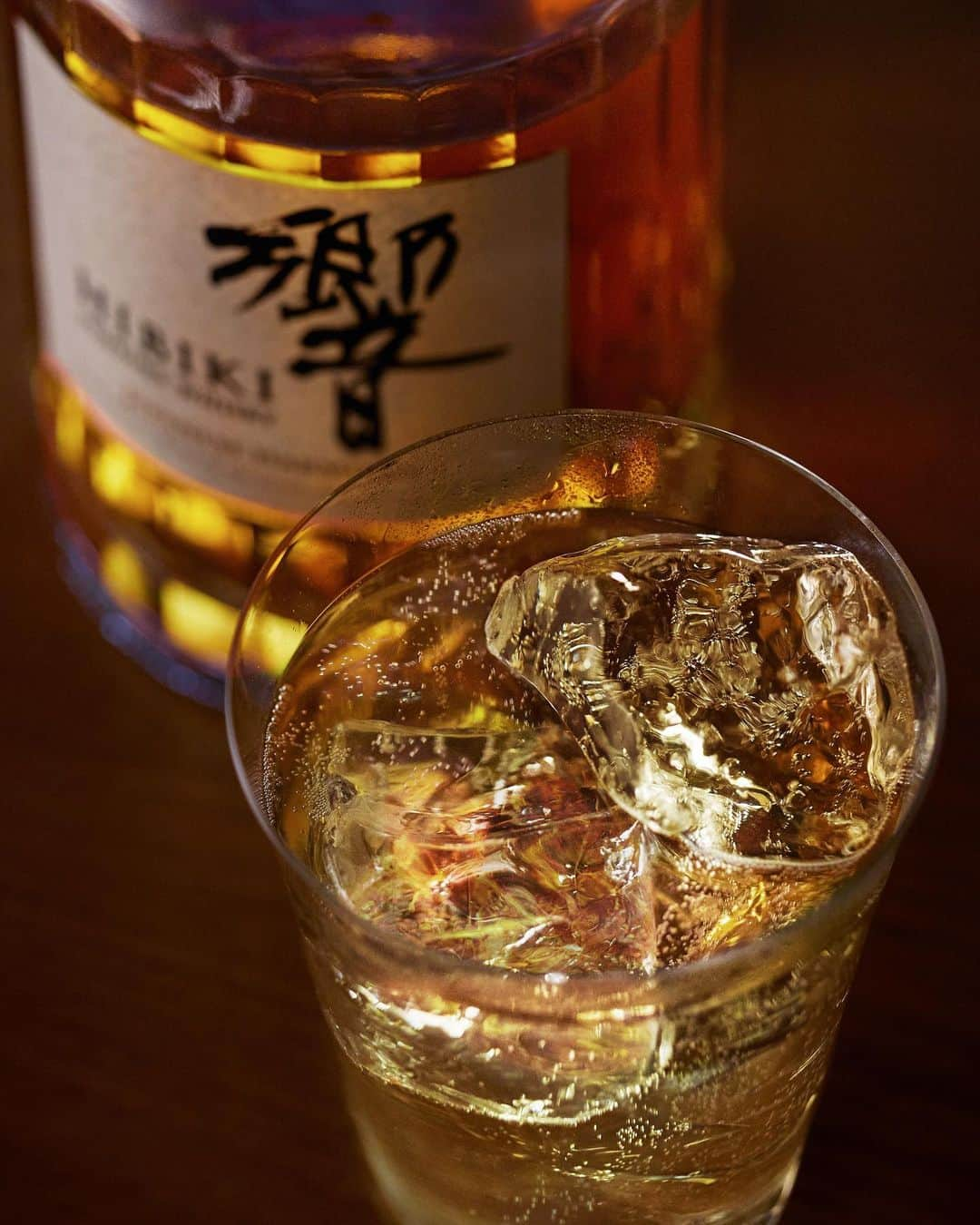 響 | SUNTORY WHISKY HIBIKIのインスタグラム：「. HIBIKI TIME ～二十四節気・夏至～  心を解く、甘く華やかな味わい。 The sweet and elegant aroma unravels your heart.  #hibiki #響 #hibiki_time #二十四節気 #24seasons #夏至 #geshi #withnature #ハイボール #highball #hibiki_with_soda」