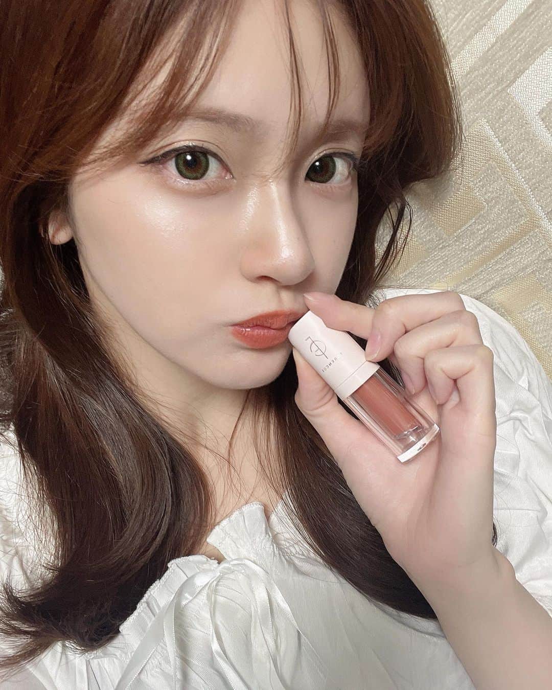 のインスタグラム：「フォレンコスローンチパーティで 新作のおかわリップを貰ったのでさっそく 使ってみたら…なんやい！！！ めちゃ可愛いやないかい！❤️‍🔥 ぴたっとしてしっとりした感じが たまらない🥺🫶🏻仕上がりはマットだよ🫦 コンパクトなのでお外の活躍にも期待👜💞 会場の世界観もすごく可愛くて 空間にいるだけでおしゃれな気持ちになれました🍊💐  皆んなも新作チェックしてみてね👀✍️✨  #FORENCOS #フォレンコス #フィクシングティント #マシュマロティント #国民ティント #PR」