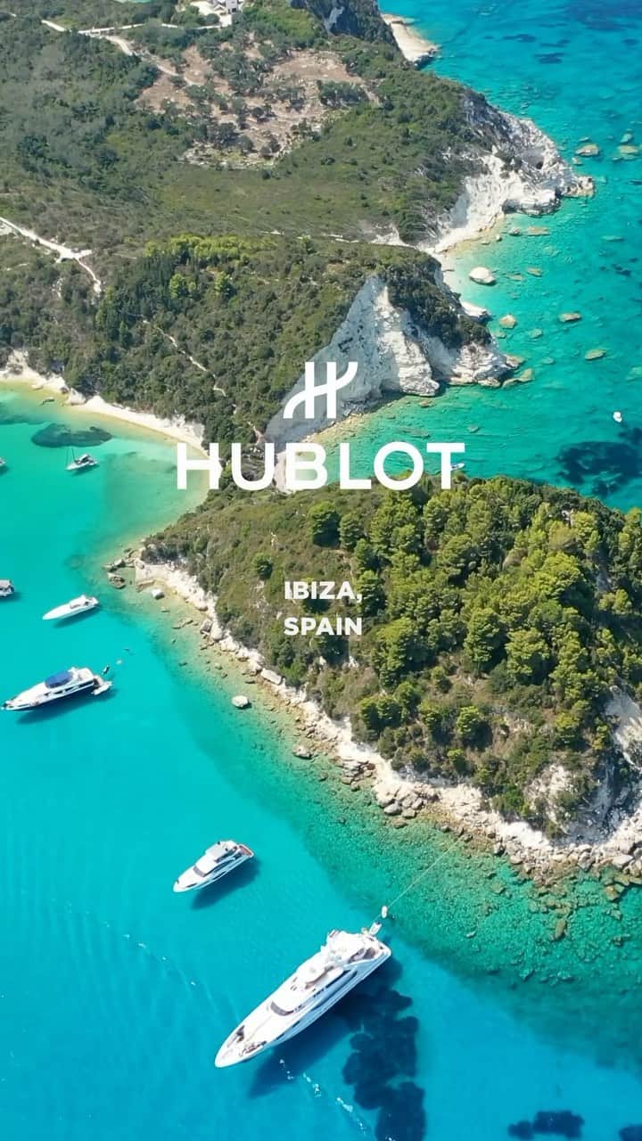 のインスタグラム：「Sailing into paradise on the crystal-clear waters of Ibiza accompanied by an exclusive group of amazing guests!   #HublotLovesSummer #BigBangUnico Sky Blue  Directed by @romainreglade」