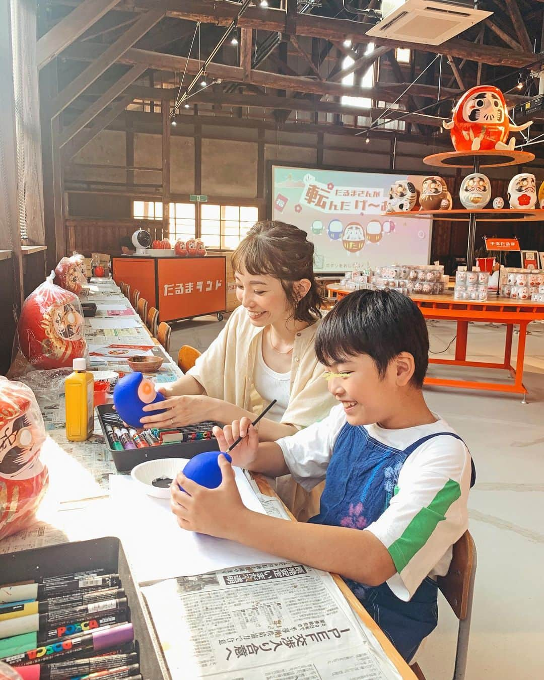 むらたさきのインスタグラム：「🚙🚙 ． 先週末は、母子4人で福島へ〜🍑☺️ ． NISSAN SERENAとBEAMS JAPANがおくる 日本各地の伝統工芸の工房で弟子入り体験が出来る 「てしごトリップ」プロジェクトで、 白河だるまの工房にお邪魔させていただきました✌️😍 ． 以前長男は、 空手の大会で優勝したい🥋🏆‼️と願掛けして 自分で紙粘土のだるまを作っていたので、 (10枚目の右手前) 興味津々に巡っていました〜🥰👍 ． ． サンちゃん👦は、 ビニールハウスにずらりと並んだだるま(乾燥中)を見て 「畑でだるま育ててるの😳？」とびっくりしていた👂🤣💘 (8枚目) ． ． ． ． ⚫︎型作り〜絵付けまでのいくつもの工程は全て手仕事を重ねて作られている🫶 ⚫︎こんなに硬いのに原料は紙❣️🙊📃 など、 初めて知ることだらけで、 ． 実際に 下地を塗ったり、 目と口、模様を描いたり、 伝統的にだるまの顔にあしらわれている鶴や亀などを 師匠にアドバイスをいただきながら墨で描いたり、 もう夢中で制作していました👌🥰 (6枚目はMovie🎬🎼) ． ． 平面でも難しいのに 凹凸のある面で左右対称に描くのはめちゃくちゃ難しいよね〜🔵🥺 ． 耳を付けたり(😆)、 好きな漢字をたくさん描いたり、 世界に一つしかない、 超かっこいいだるまが出来たね〜👍😍 ． ． 完成後は持ち帰れるので、 自宅の手作りだるまコーナーが賑やかになりました✨ (10枚目) ↑ 住人よりだるまの方が数多い🙌😂🔴🔵 ． ． ． ． 今回の旅は、 新型セレナで移動させていただきました🚙✨ ． e-POWERや高速道路での手放し運転が可能になる(プロパイロット 2.0)など 家族のお出かけに嬉しい機能満載で、 ． 初めて運転する 大きめボディーのミニバンにドキドキしていたけれど、 バックモニターが充実していて(後ろだけでなく上からの様子も見れる🔍😍) 室内広々＆走行もスムーズで乗りやすかった〜✌️🥰⛽️ ． ． ． ． てしごトリップは福島の他に、 栃木・愛知・京都・富山・香川・佐賀もあって、 要応募(抽選)なので、ご興味ある方是非〜🎯🥰 (2023/7/3 10:00まで〆） ． ． 楽しい家族旅行と、貴重な弟子入り体験♡ 子どもたちのいい思い出になっていたらいいなぁ〜🙌😋💘 ． ． ． ． ． ． ． ． ． ． ． ． ． ． ． ． ． #10歳 #7歳 #3歳 #三兄弟 ． #子育て #男の子ママ #親子旅 #子連れ旅行 #こどもとおでかけ  #だるま #てしごトリップ  #日産セレナ #旅育 #ePOWER #supported」